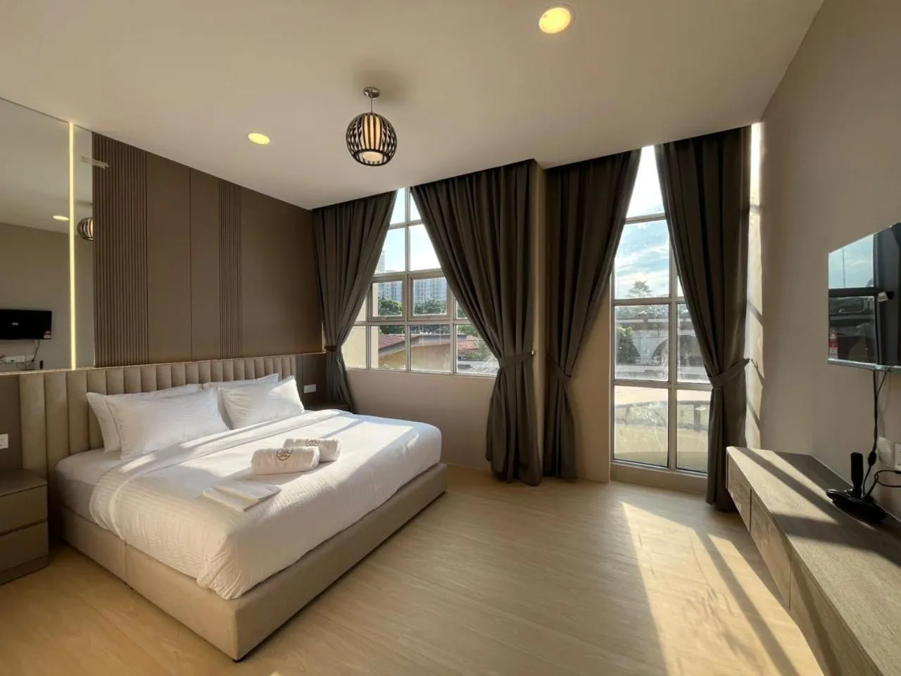 Communal lounge/ TV room, Bed in Royal Guest House RGH