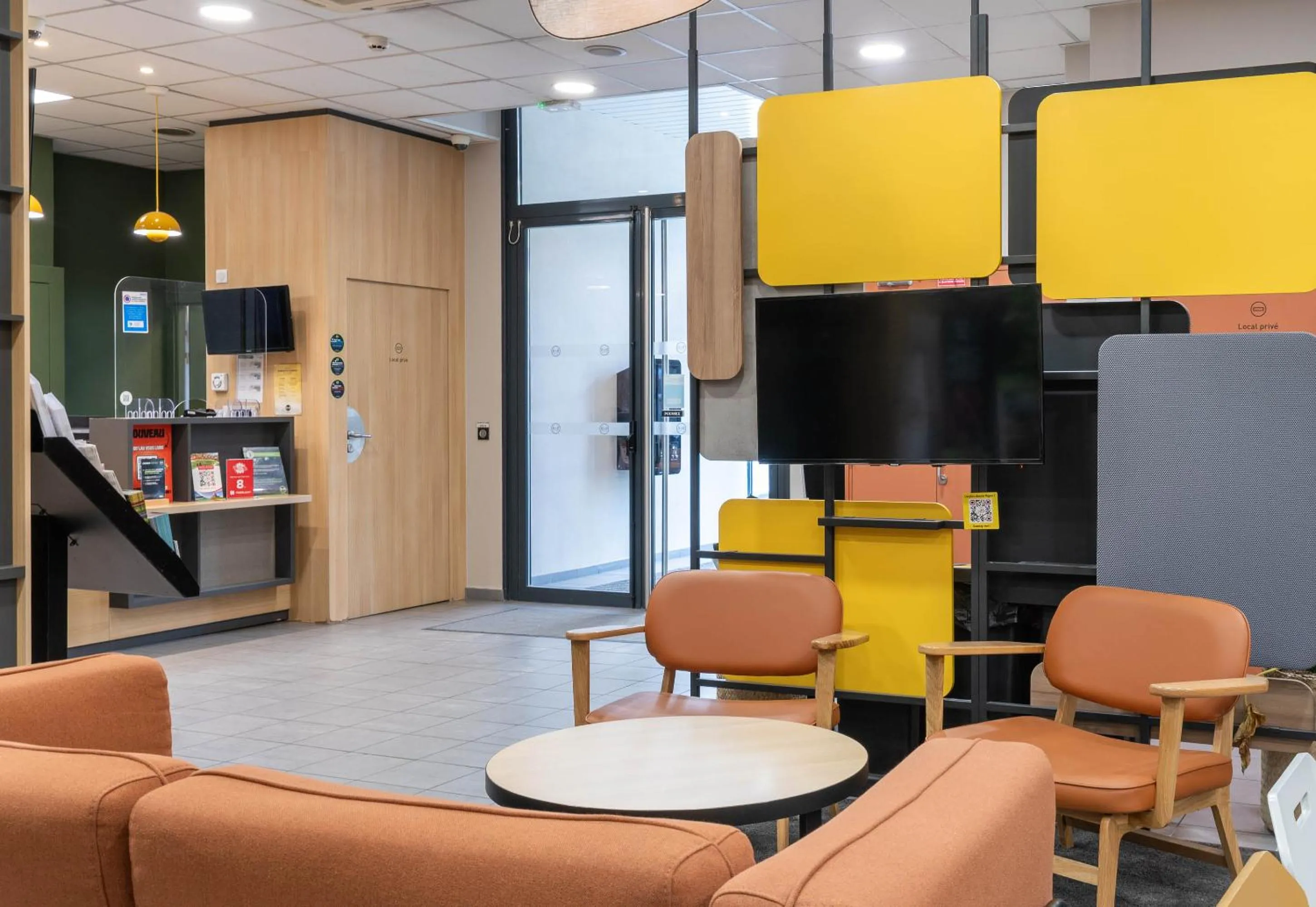 Lobby or reception in B&B HOTEL Lyon Ouest Tassin