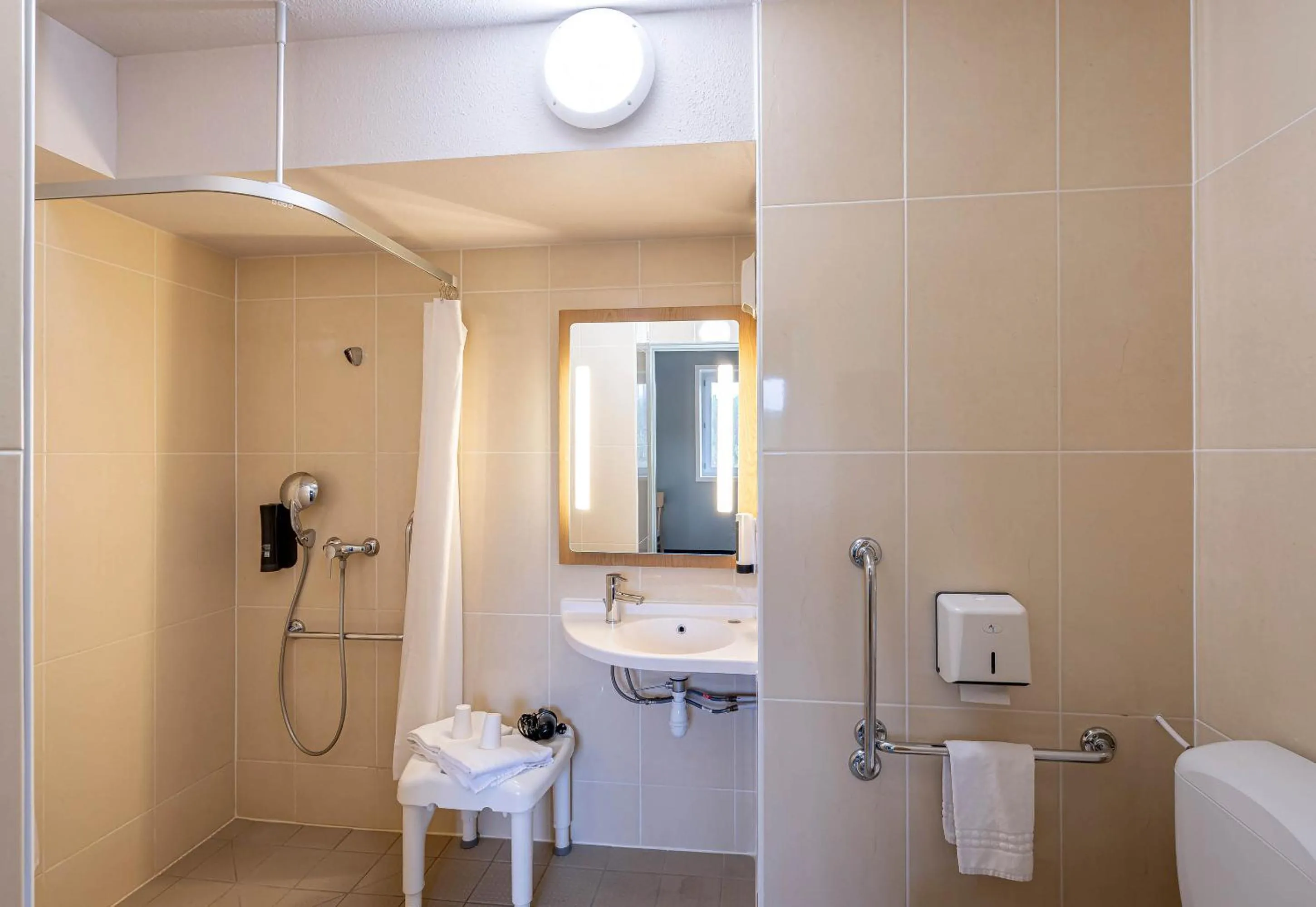 Bathroom in B&B HOTEL Arcachon Gujan-Mestras