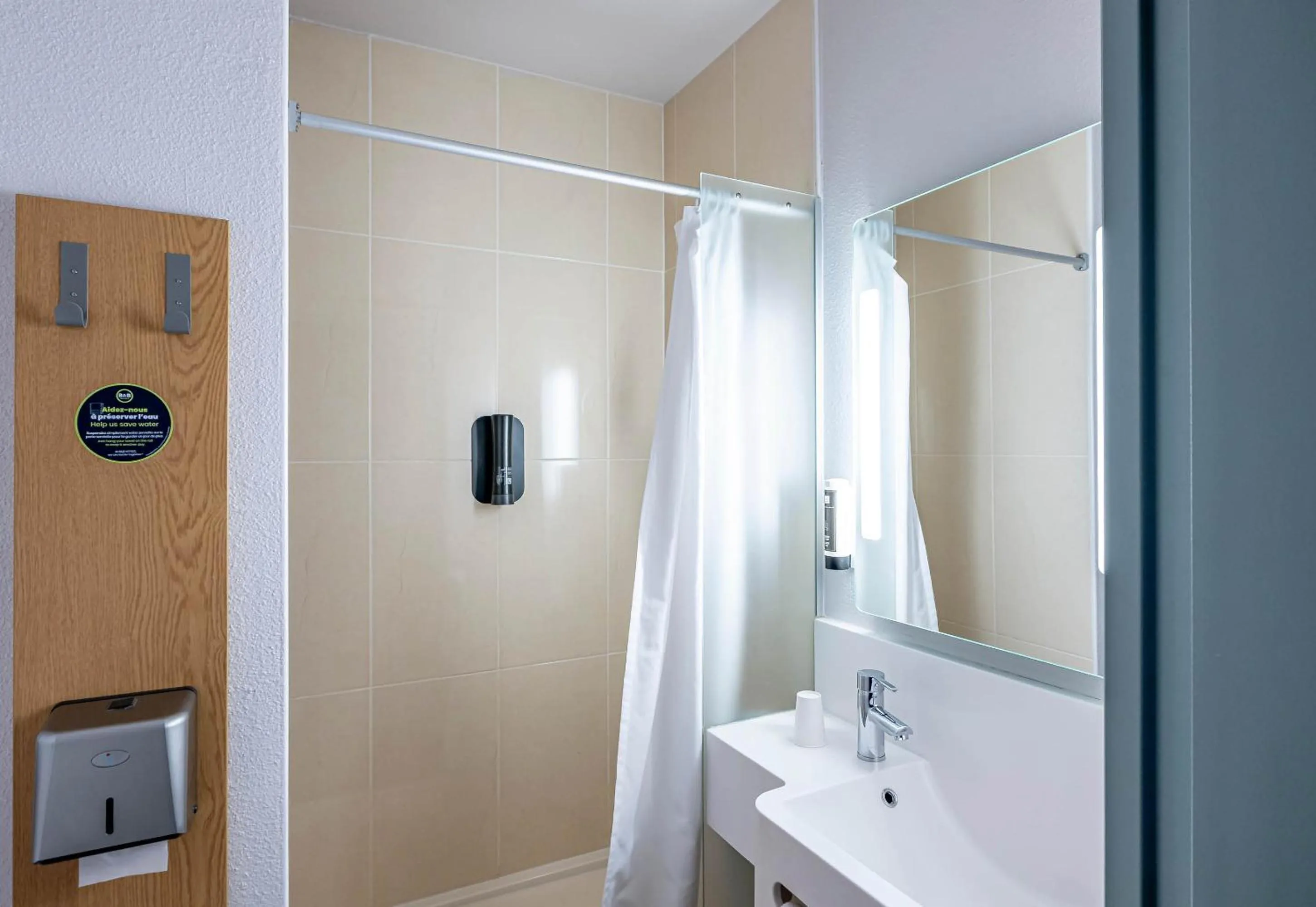 Bathroom in B&B HOTEL Arcachon Gujan-Mestras