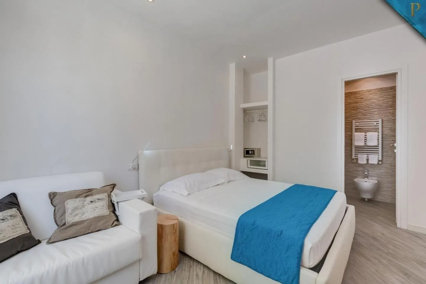 Photo of the whole room, Bed in Piccolotel