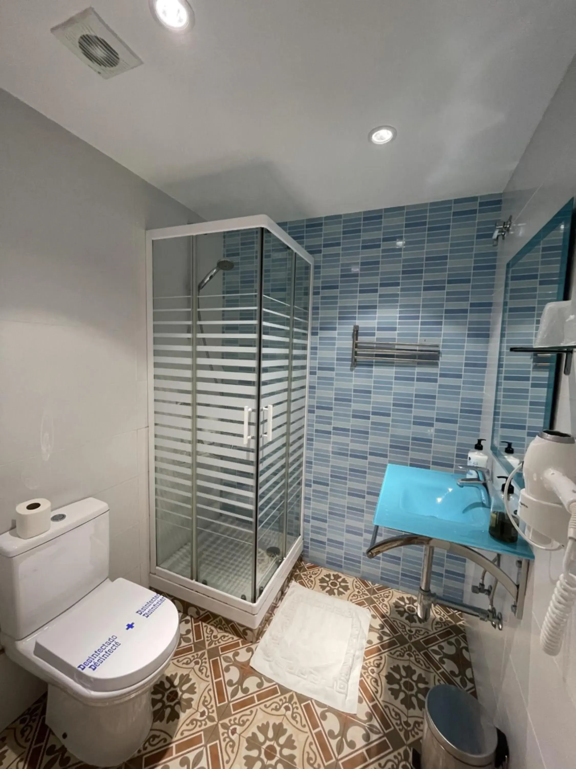 Twin Room with Bathroom in Hostal Nova Barcelona Twin Room with Bathroom in Hostal Nova Barcelona