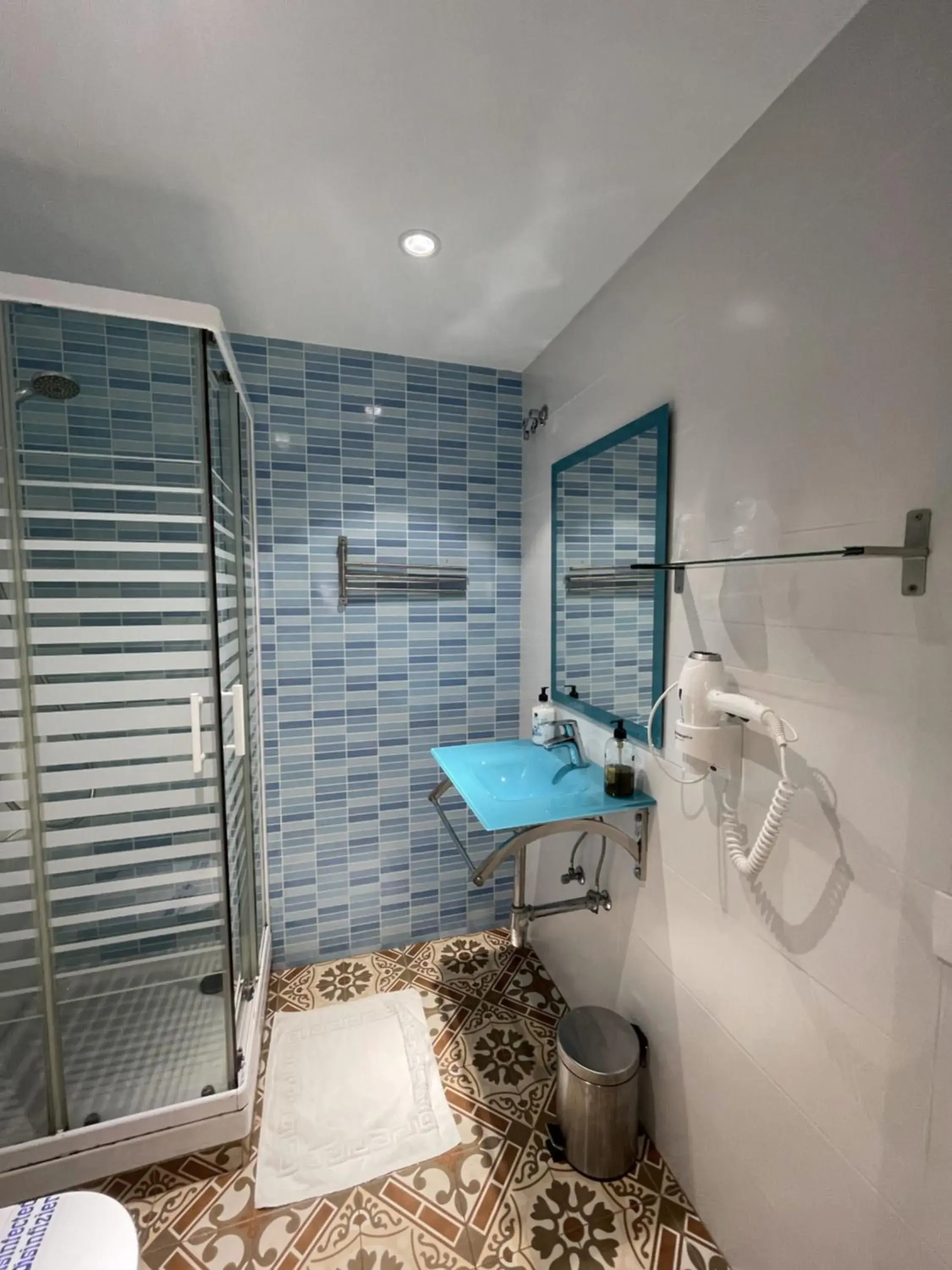 Twin Room with Bathroom in Hostal Nova Barcelona Twin Room with Bathroom in Hostal Nova Barcelona