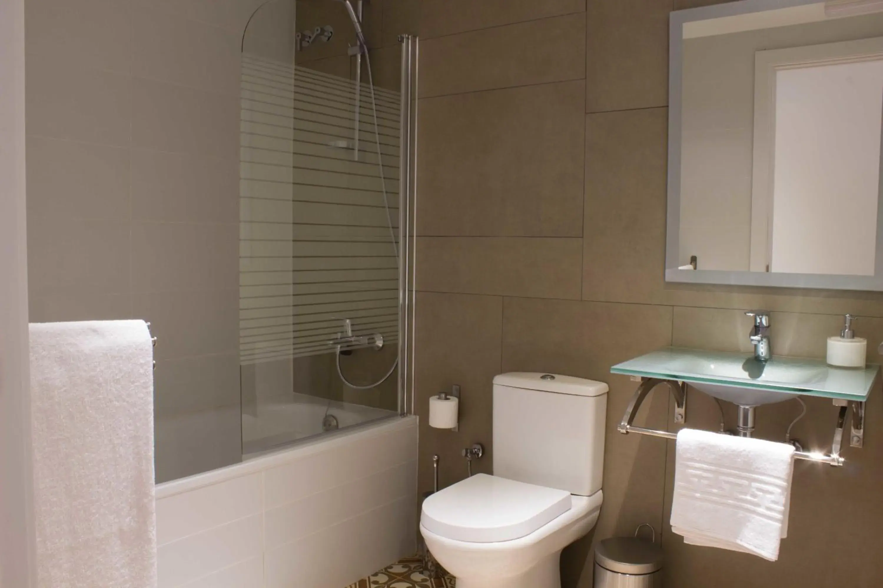 Triple Room with Private Bathroom in Hostal Nova Barcelona Triple Room with Private Bathroom in Hostal Nova Barcelona