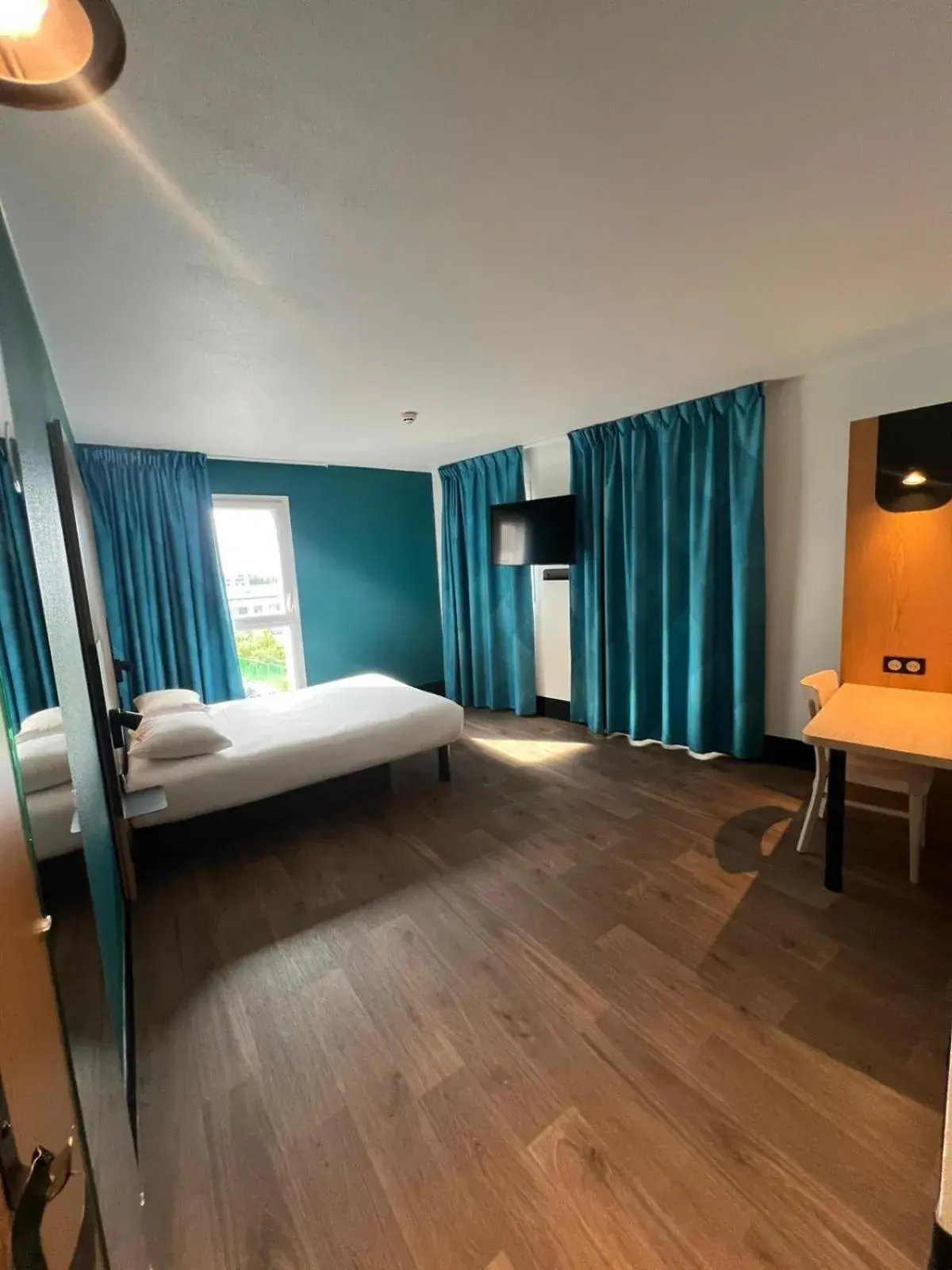 Double Room - Disability Access in B&B HOTEL Paris Romainville Noisy-le-Sec Double Room - Disability Access in B&B HOTEL Paris Romainville Noisy-le-Sec