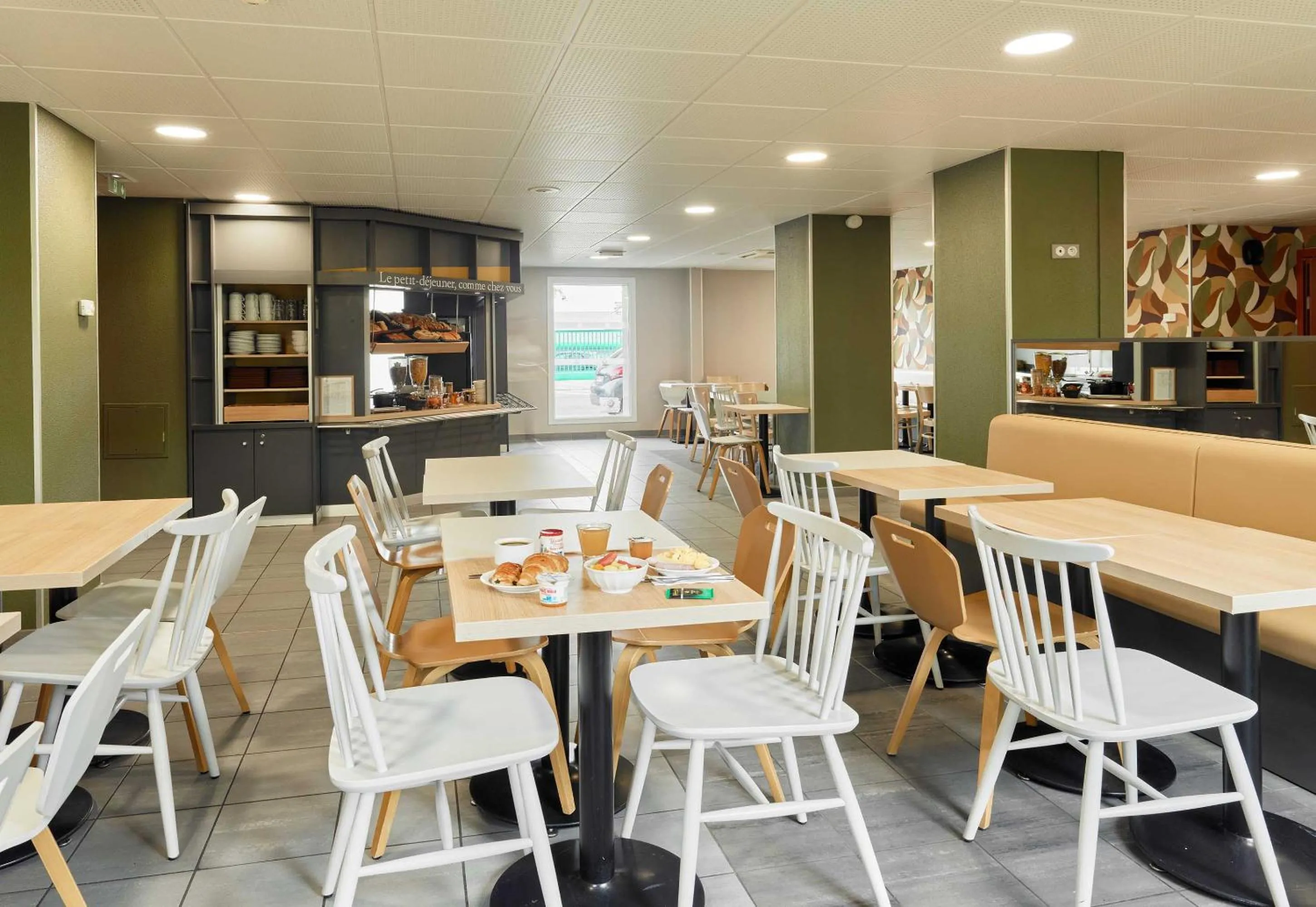 Restaurant/places to eat in B&B HOTEL Paris Romainville Noisy-le-Sec