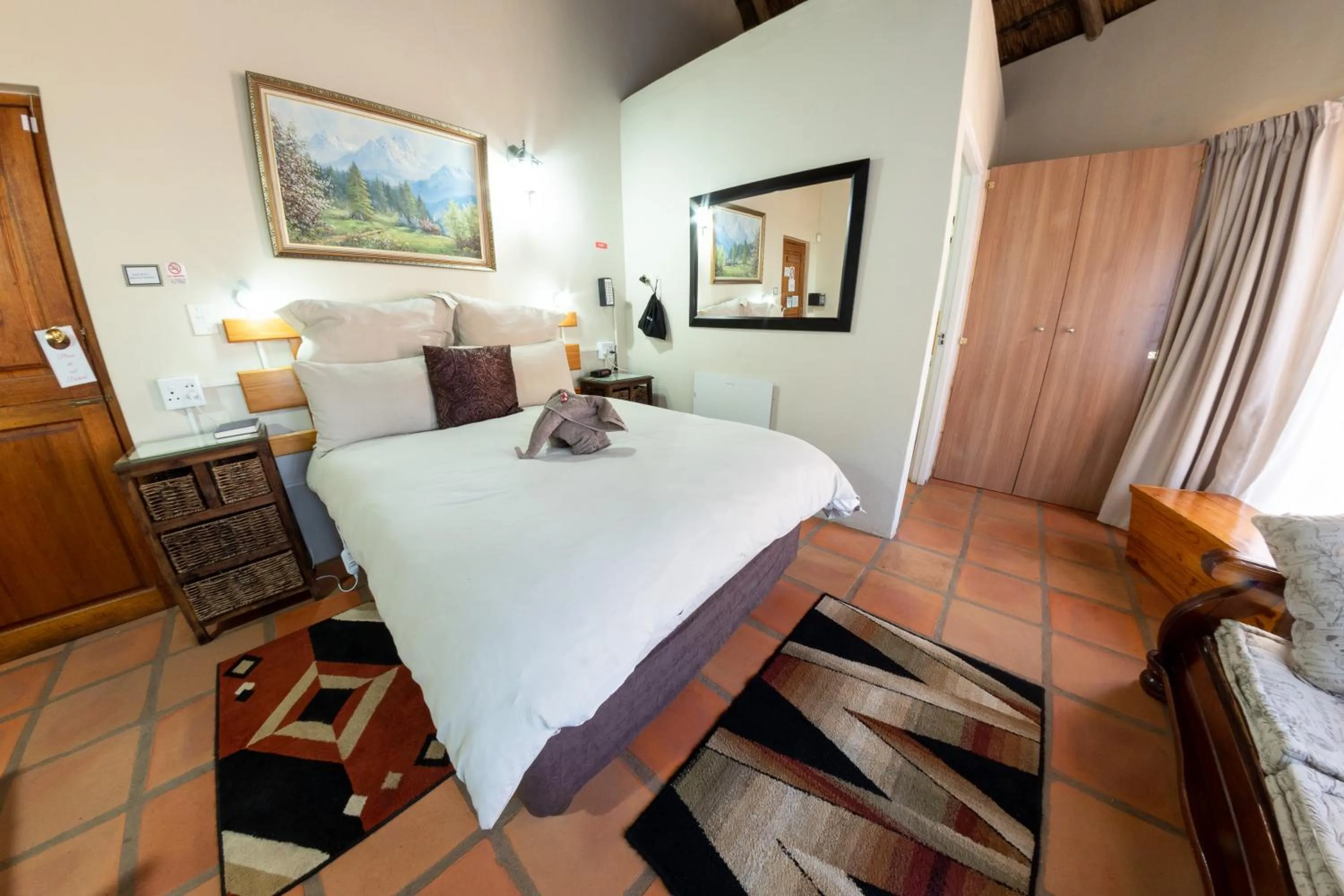 Bedroom, Bed in Maclear Manor