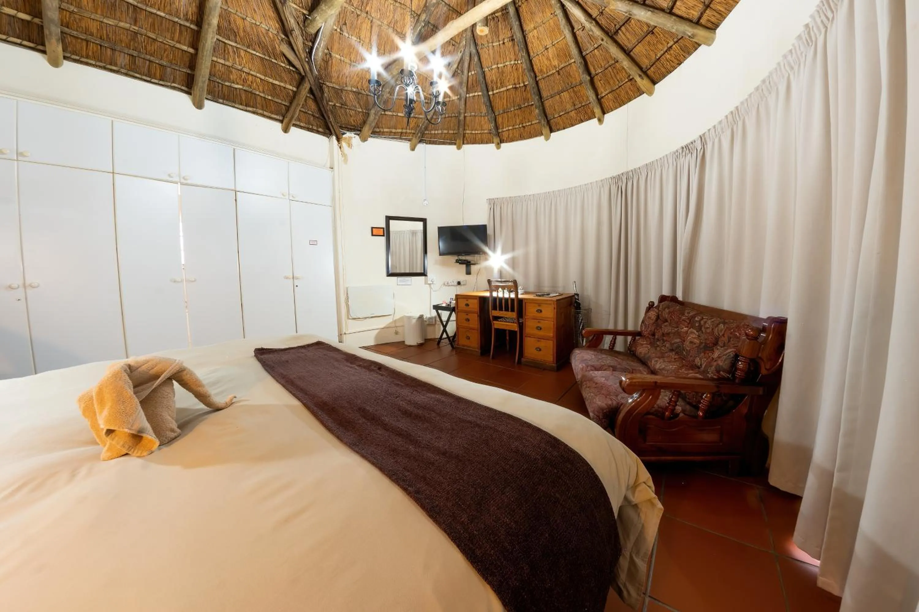 Bedroom, Bed in Maclear Manor