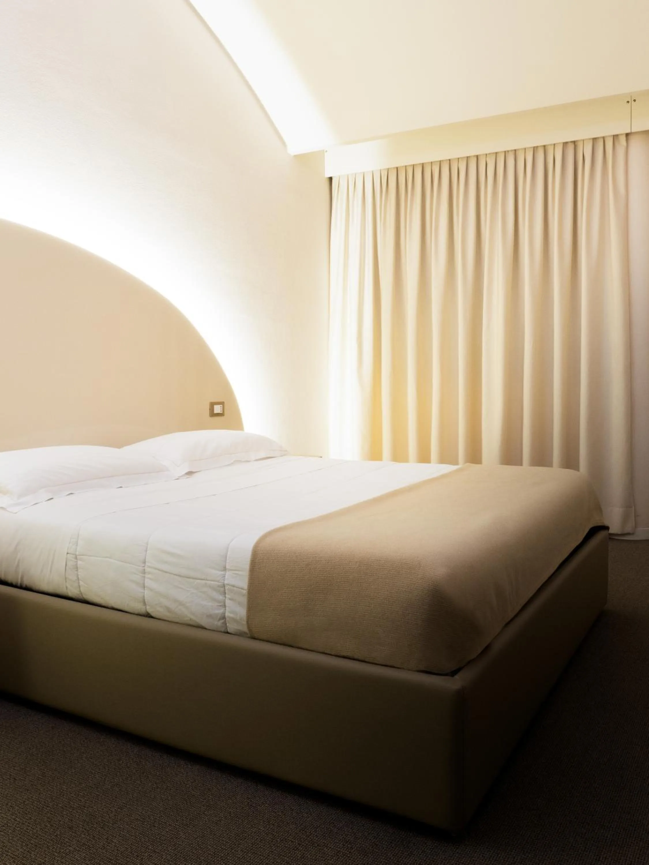 Bed in Dealuna Motel