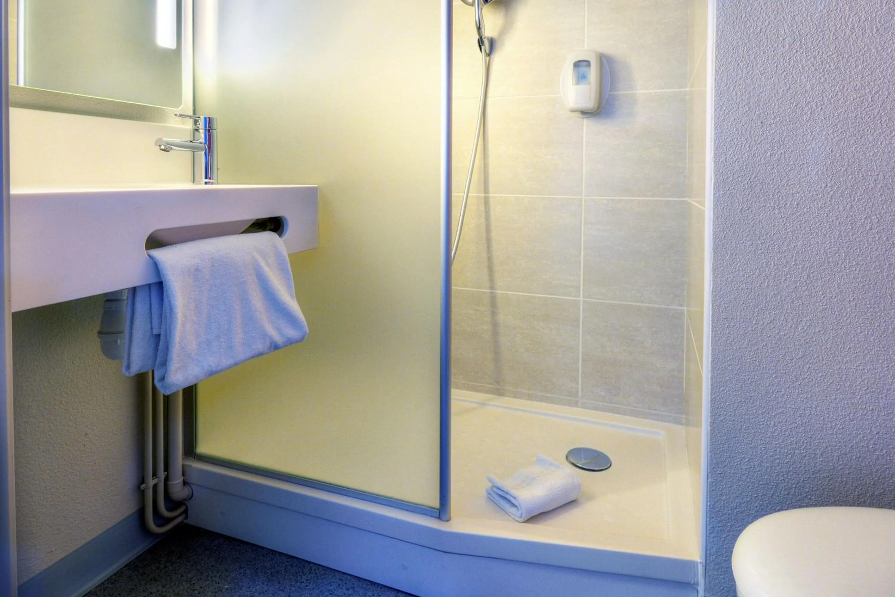 Bathroom in B&B HOTEL Marseille Prado Vélodrome