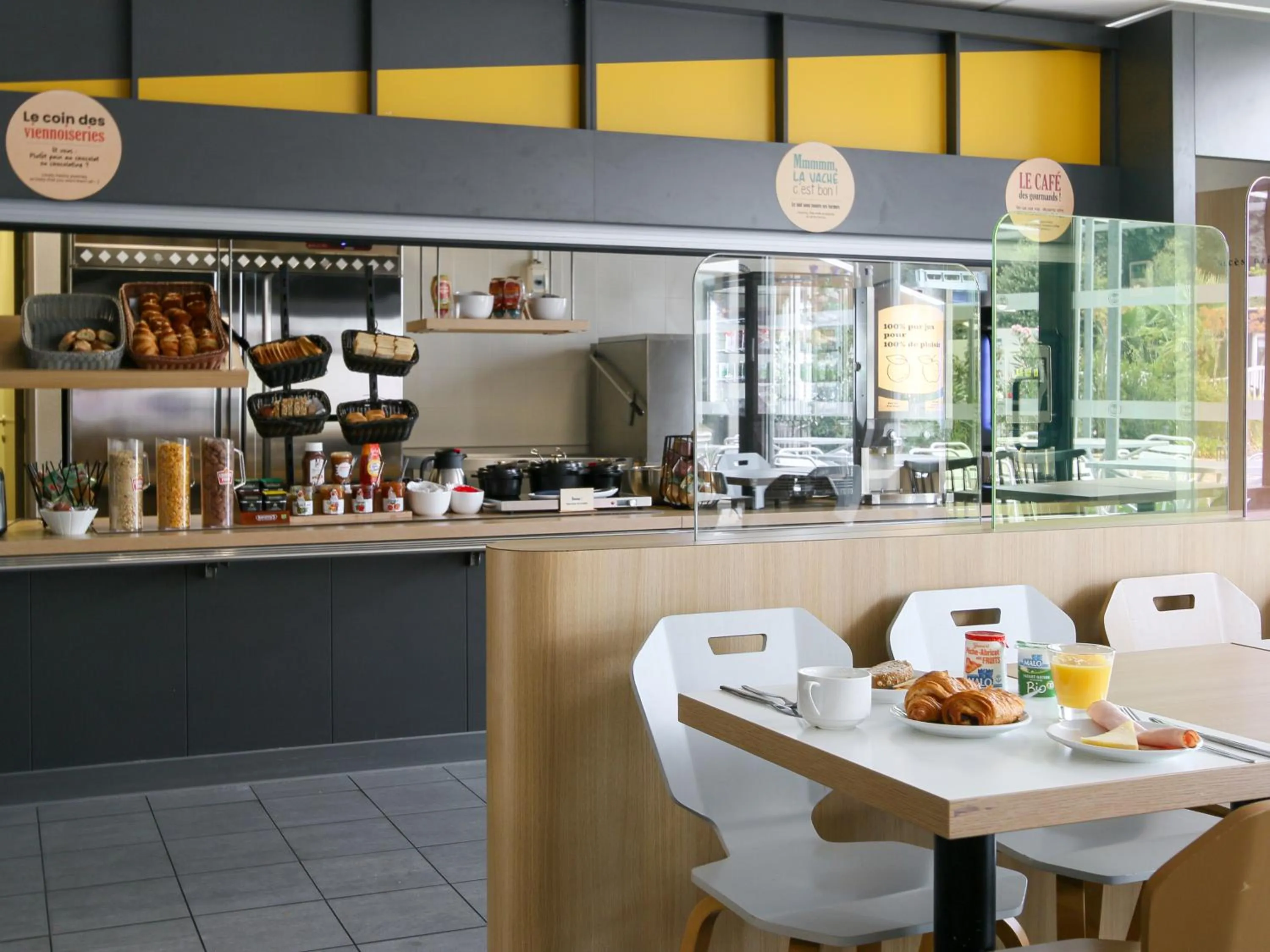 Buffet breakfast in B&B HOTEL Marseille Prado Vélodrome