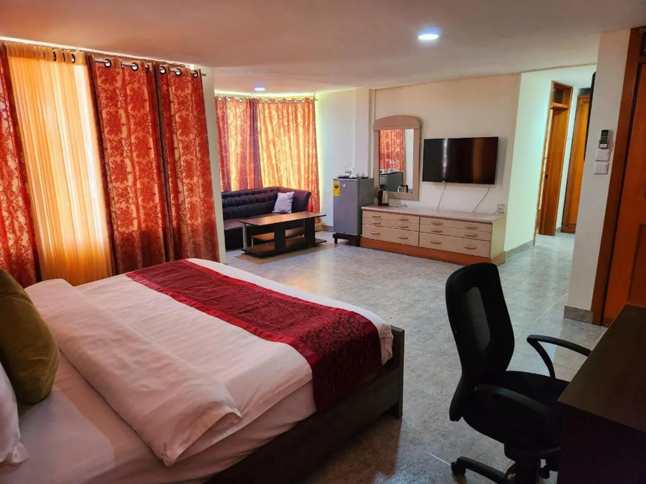 Communal lounge/ TV room in Sam's Cottage Hotel