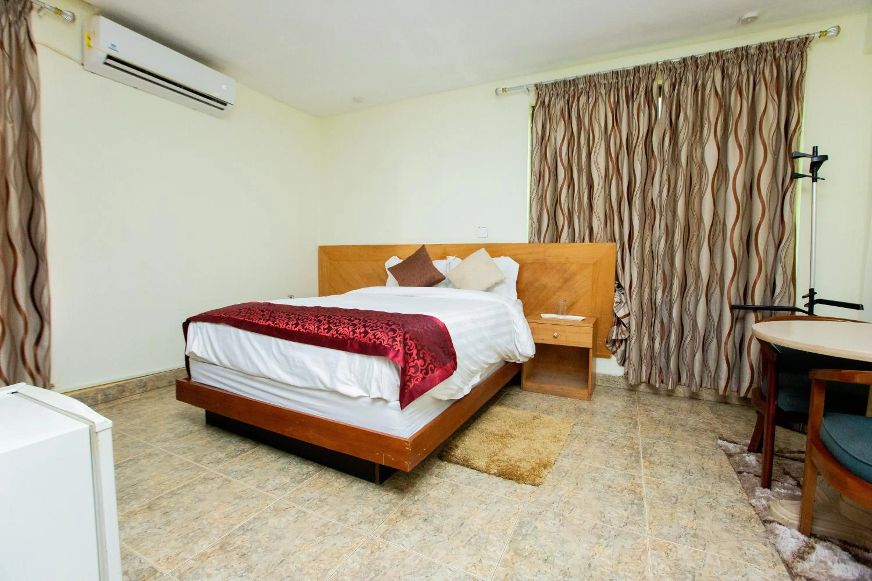 Bed in Sam's Cottage Hotel