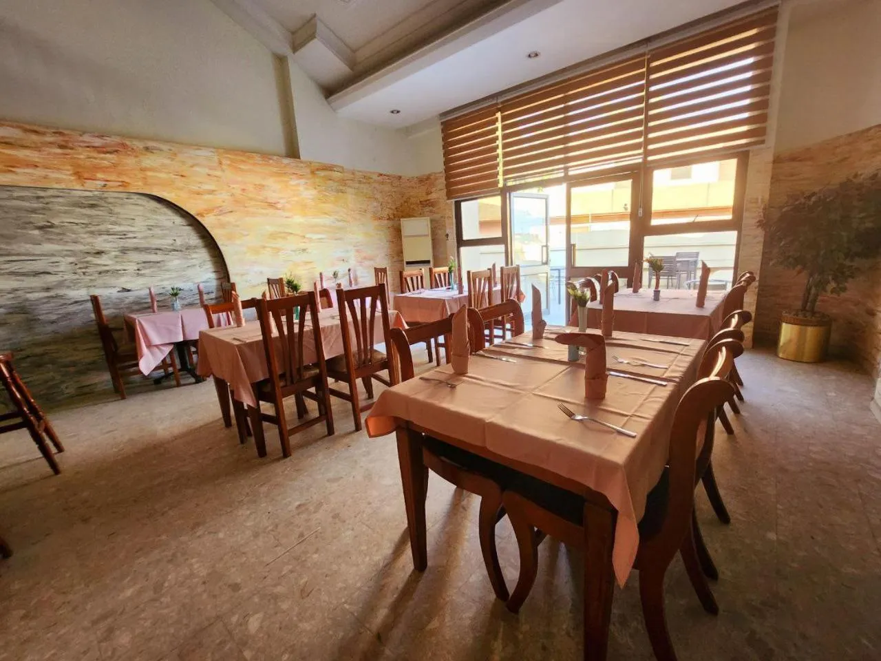 Restaurant/places to eat in Sam's Cottage Hotel