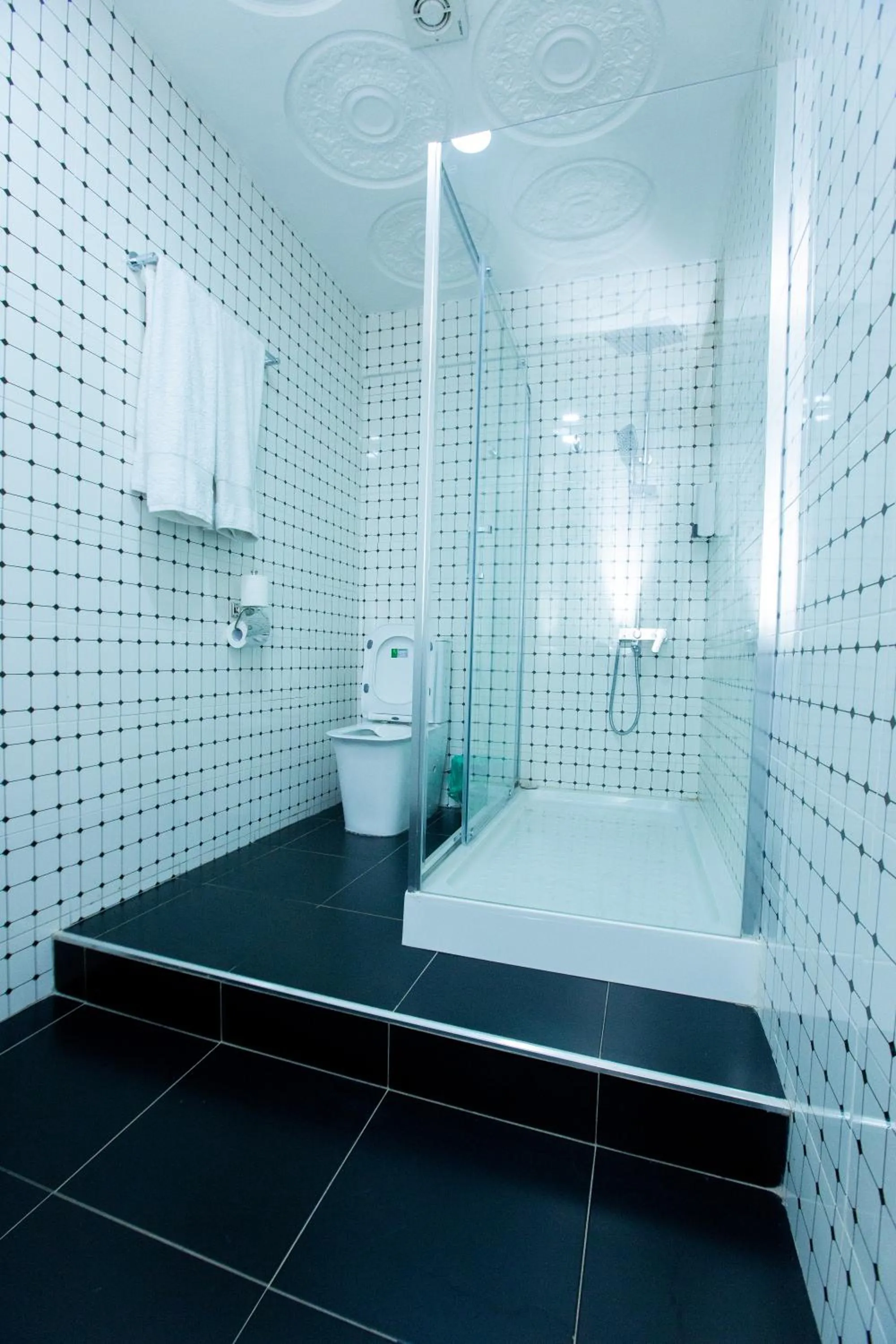 Bathroom in Sam's Cottage Hotel