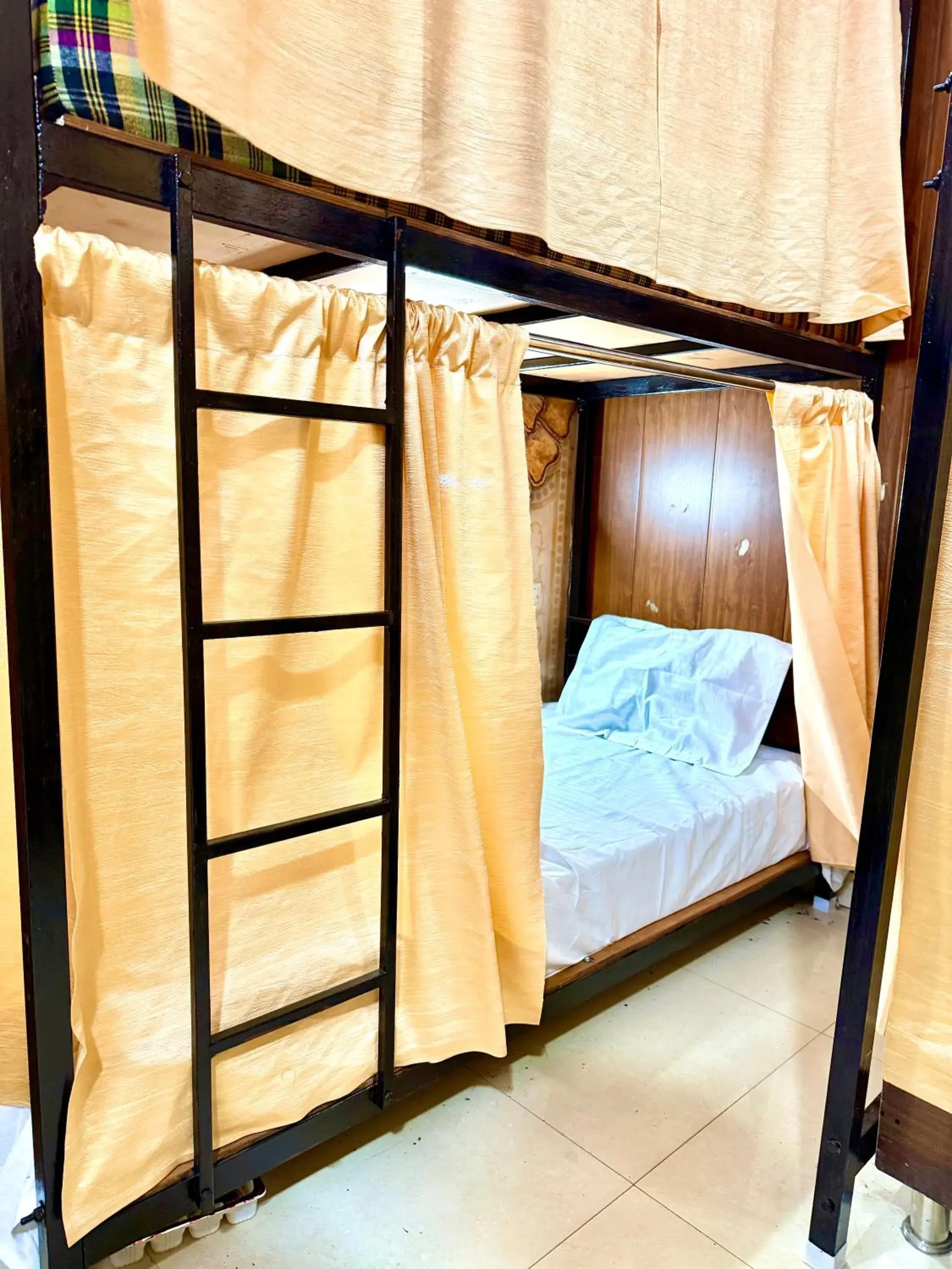 Bed in 8-Bed Mixed Dormitory Room in Amritsar Backpackers Hostel Bed in 8-Bed Mixed Dormitory Room in Amritsar Backpackers Hostel