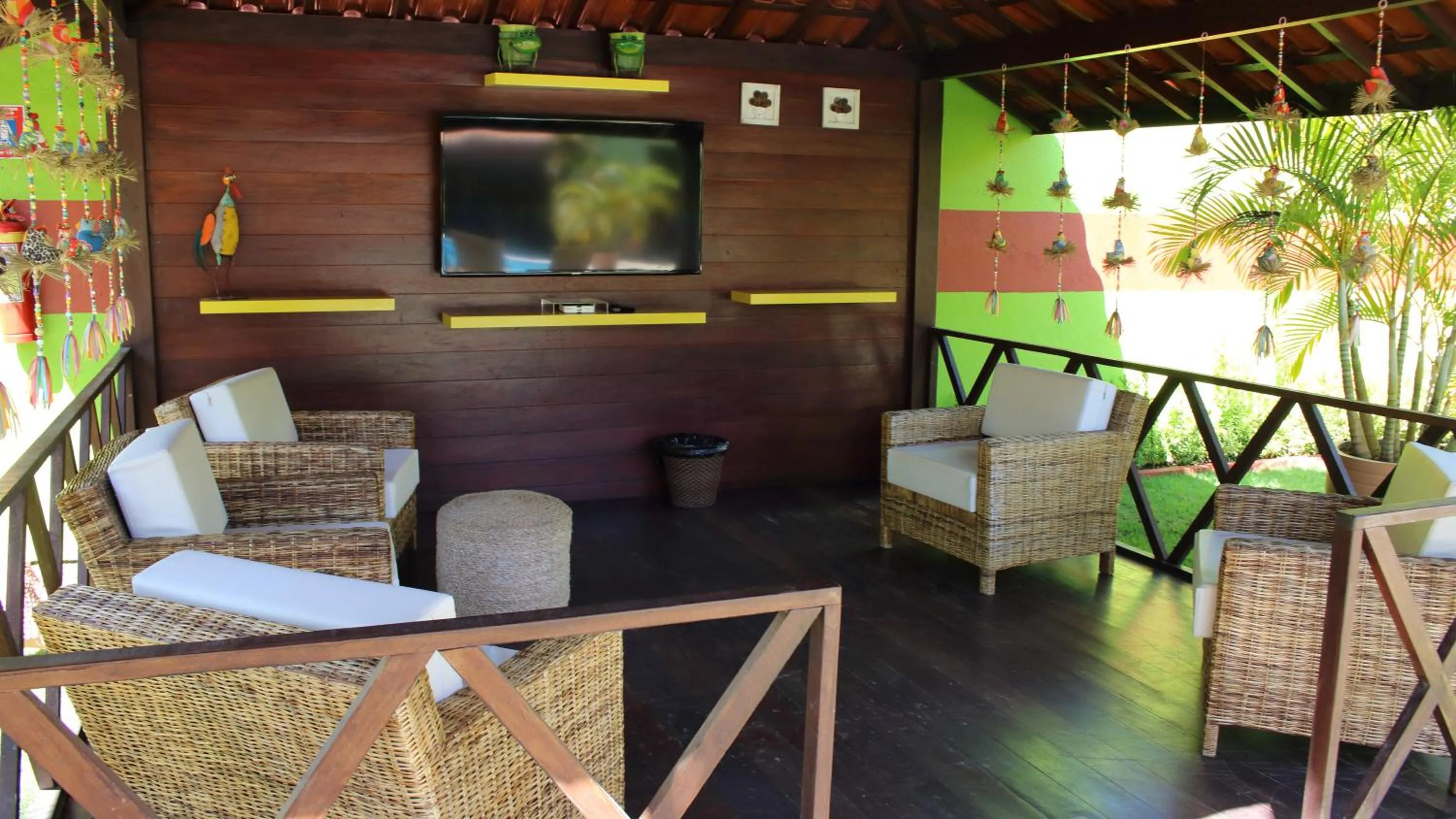 Communal lounge/ TV room in Pousada Porto Mar