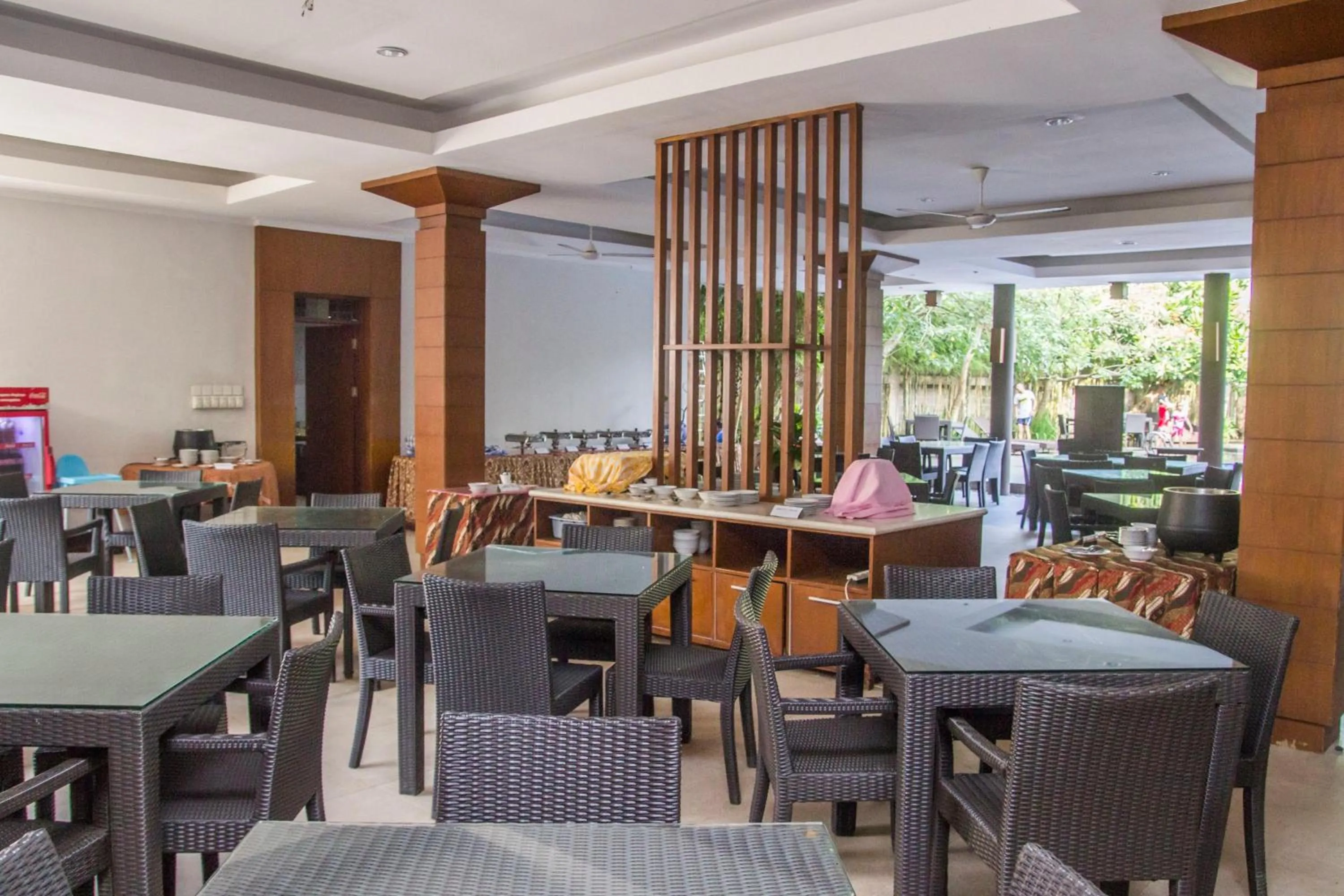 Restaurant/places to eat in Surya Kencana Seaside Hotel