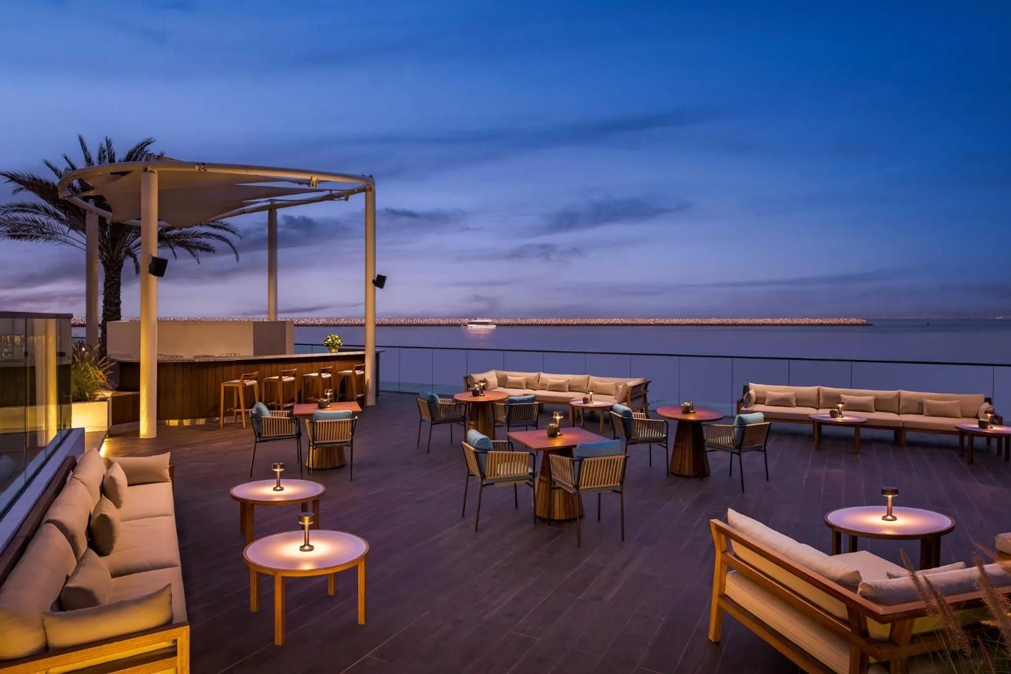 Lounge or bar in voco Muscat Al Mouj by IHG