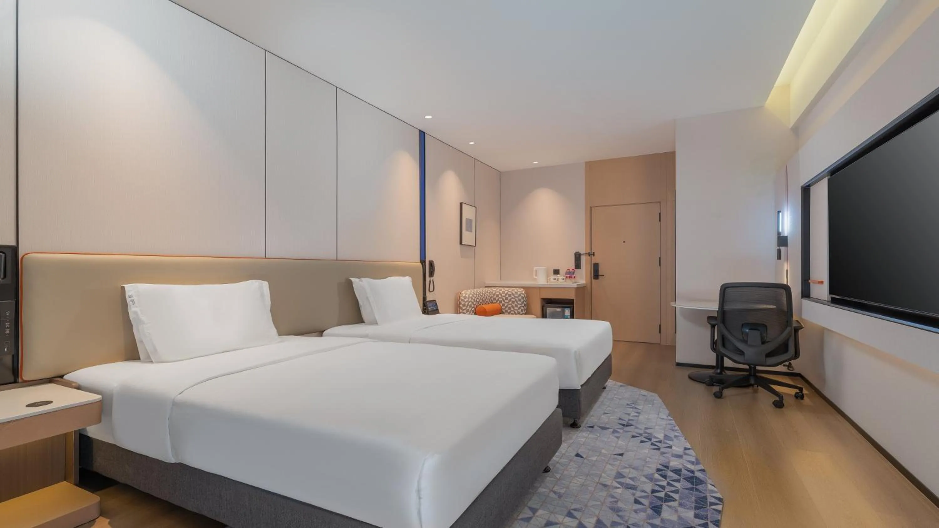 Photo of the whole room, Bed in Holiday Inn Express Kunming Yiliang Center by IHG