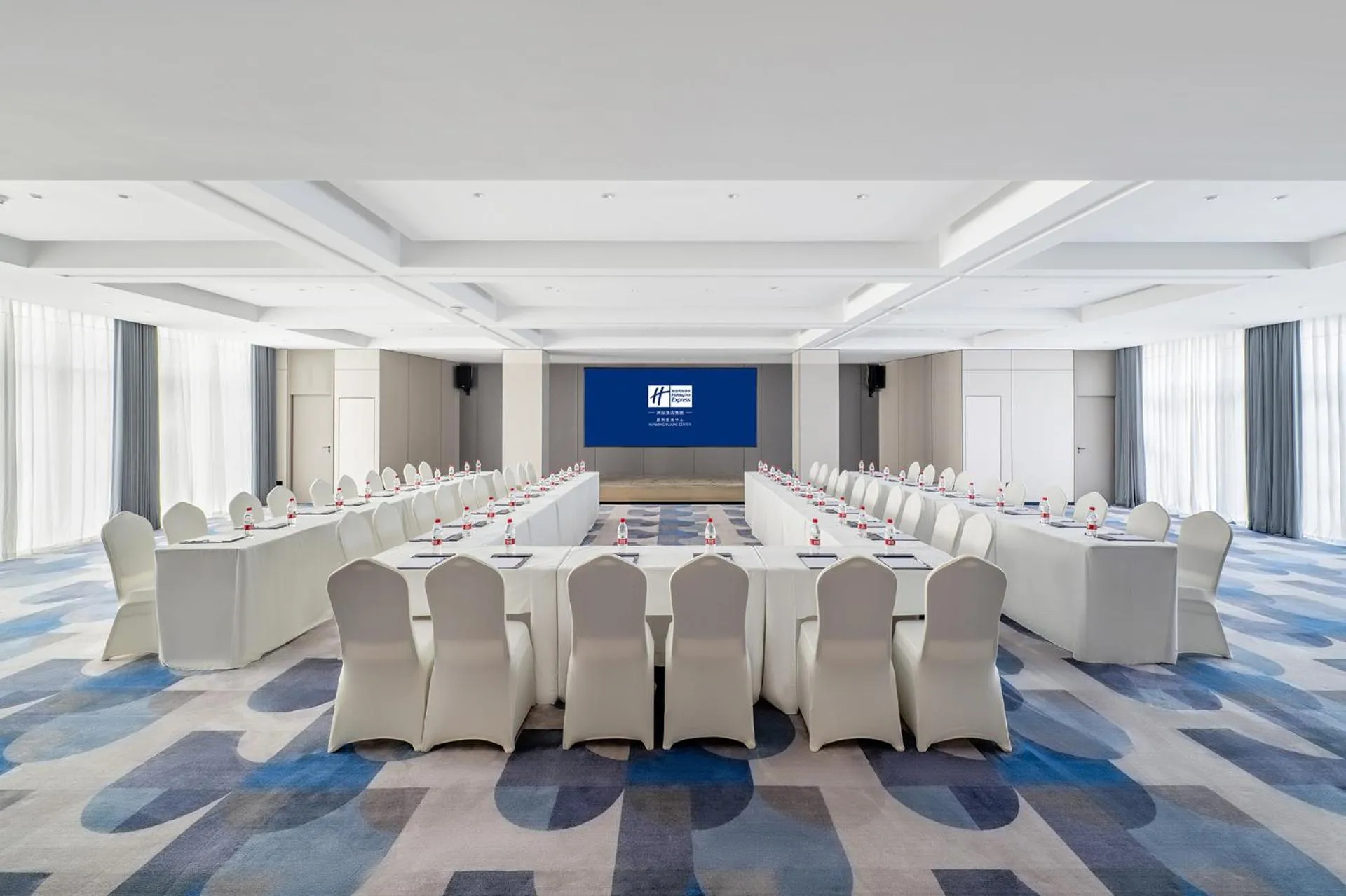 Meeting/conference room in Holiday Inn Express Kunming Yiliang Center by IHG