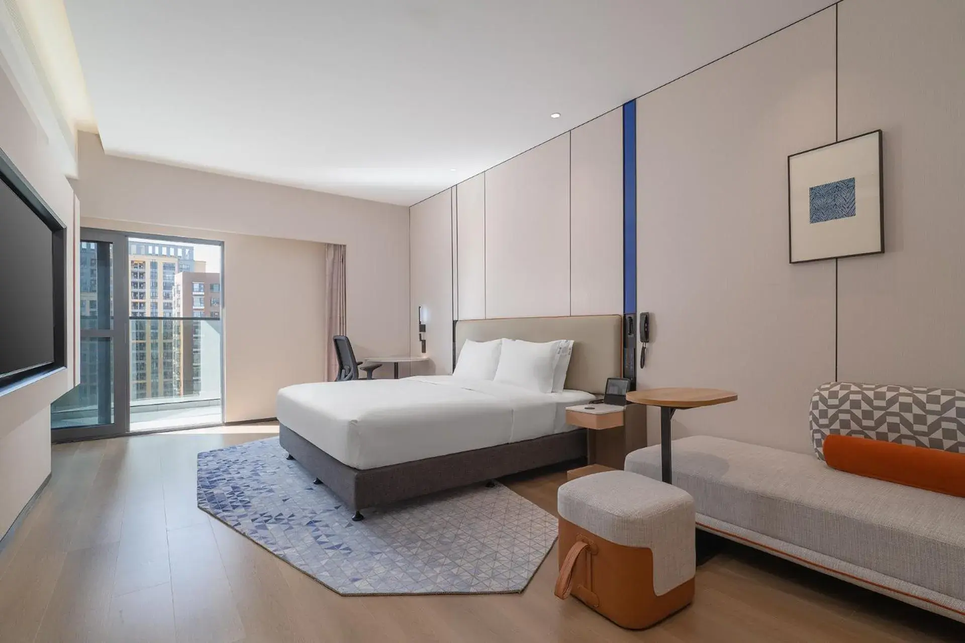 Standard King Room with Balcony in Holiday Inn Express Kunming Yiliang Center by IHG Standard King Room with Balcony in Holiday Inn Express Kunming Yiliang Center by IHG