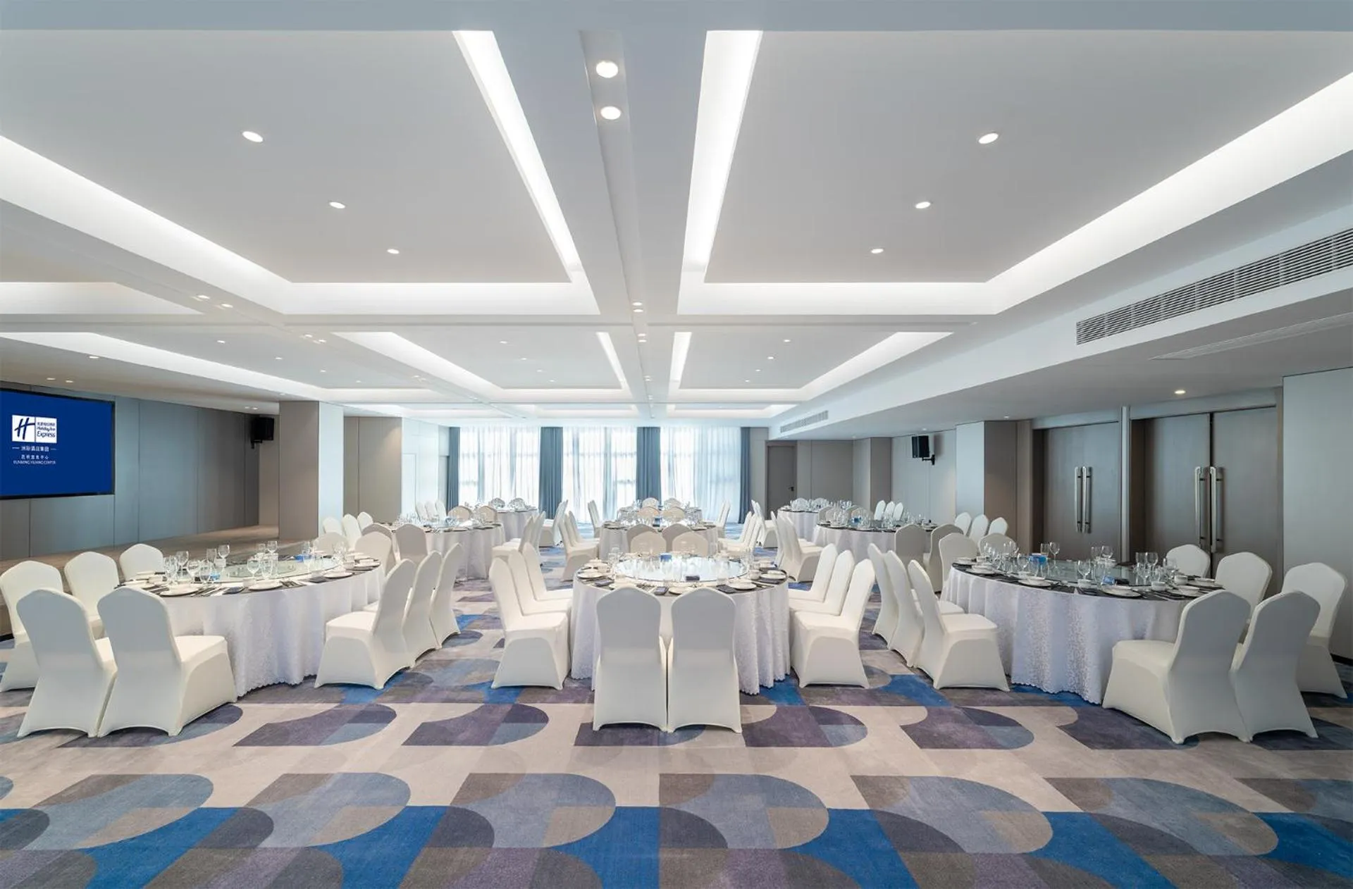 Meeting/conference room in Holiday Inn Express Kunming Yiliang Center by IHG