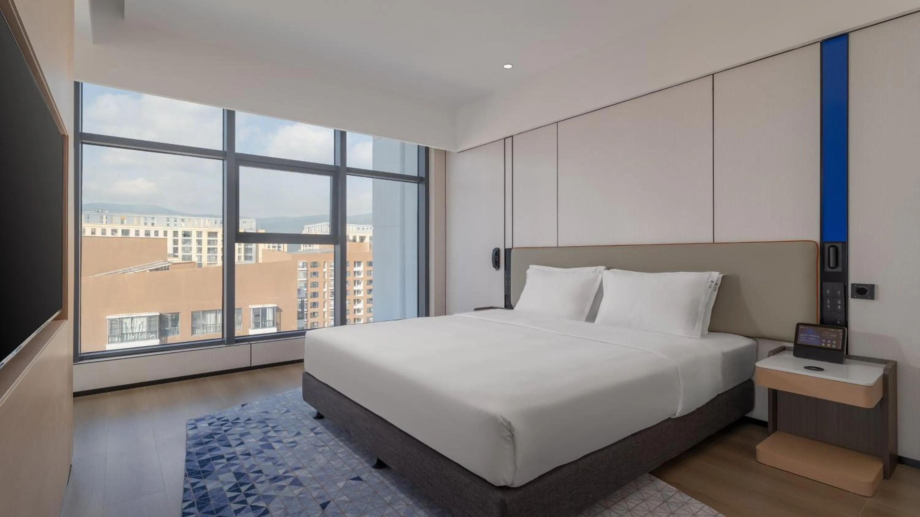 Photo of the whole room, Bed in Holiday Inn Express Kunming Yiliang Center by IHG