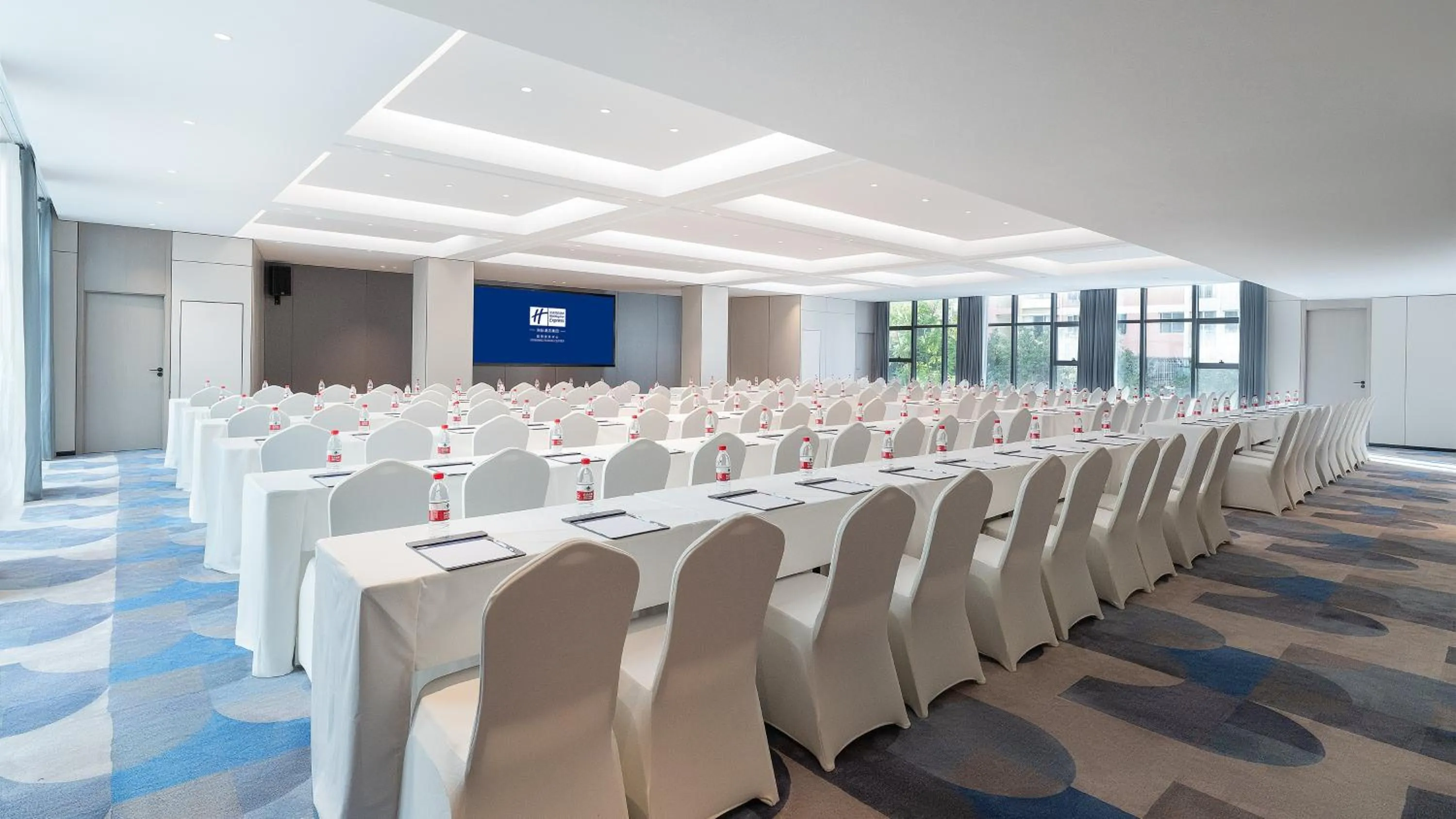Meeting/conference room in Holiday Inn Express Kunming Yiliang Center by IHG