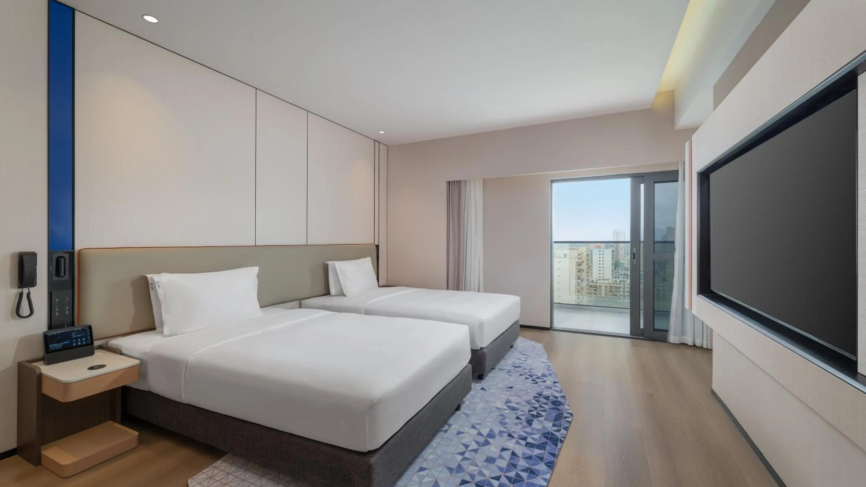 Photo of the whole room, Bed in Holiday Inn Express Kunming Yiliang Center by IHG