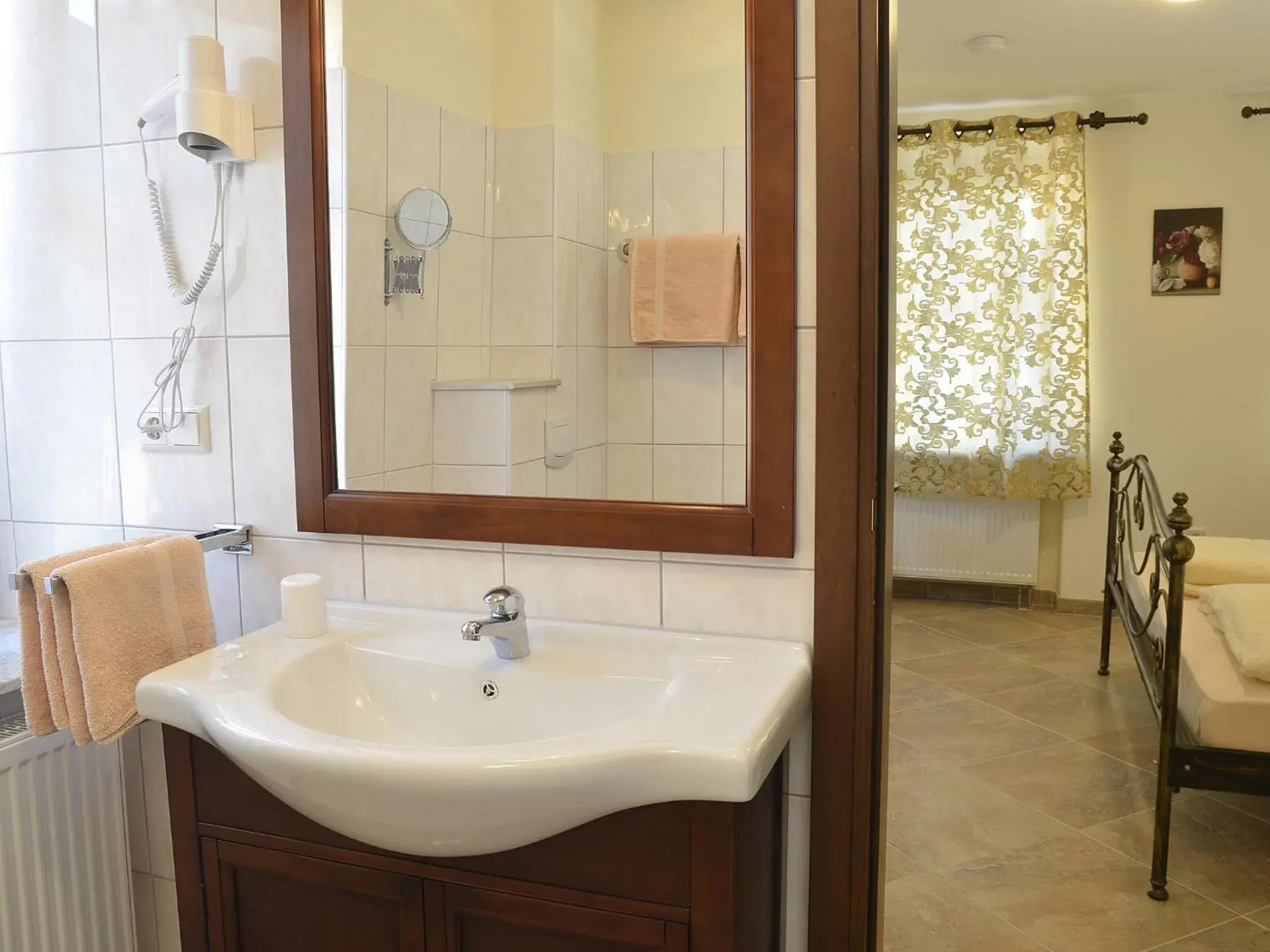 Double Room with Private Bathroom - single occupancy in Hotel Restaurant La Corona Double Room with Private Bathroom - single occupancy in Hotel Restaurant La Corona