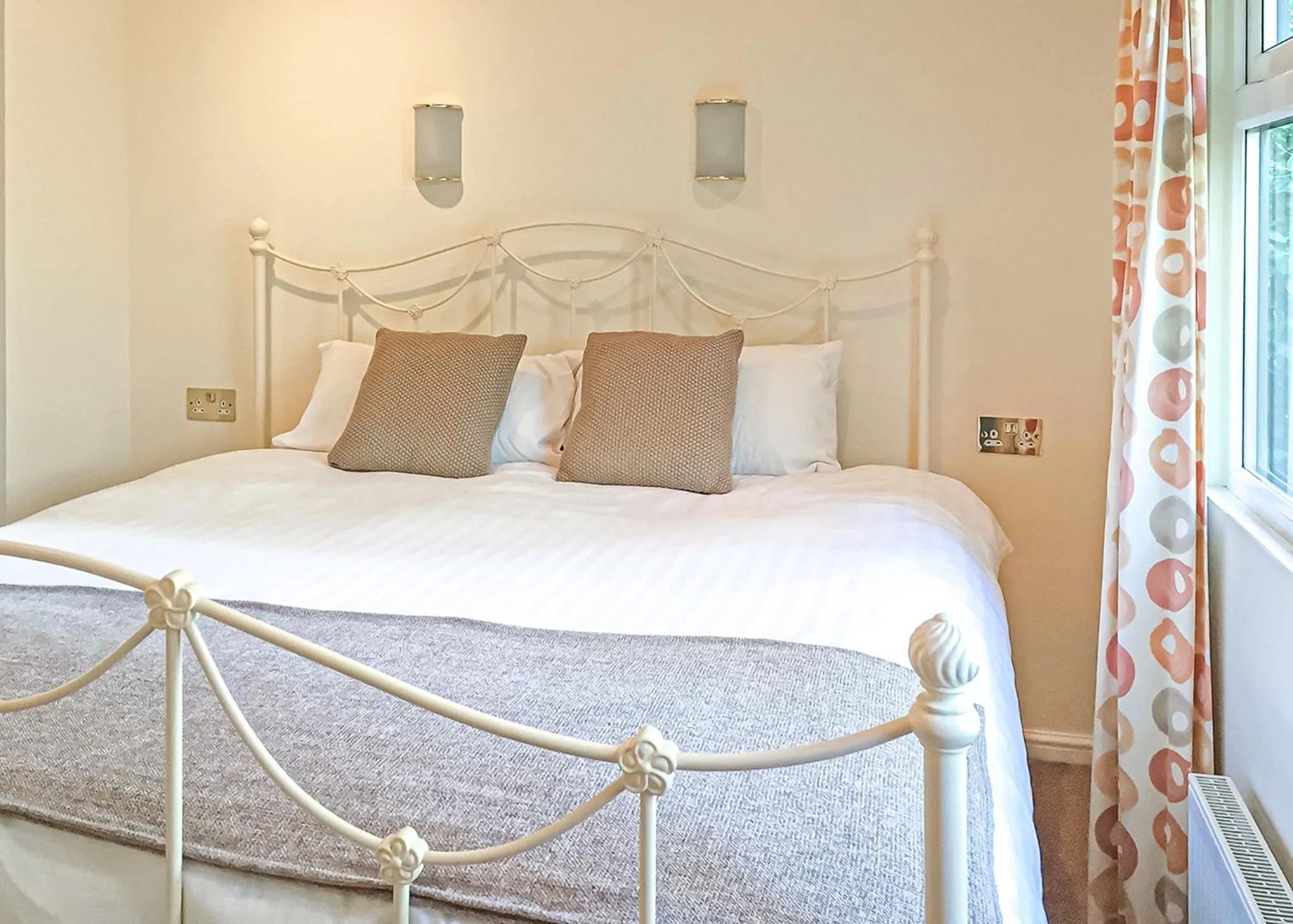 Property building, Bed in Hollybrook Lodges