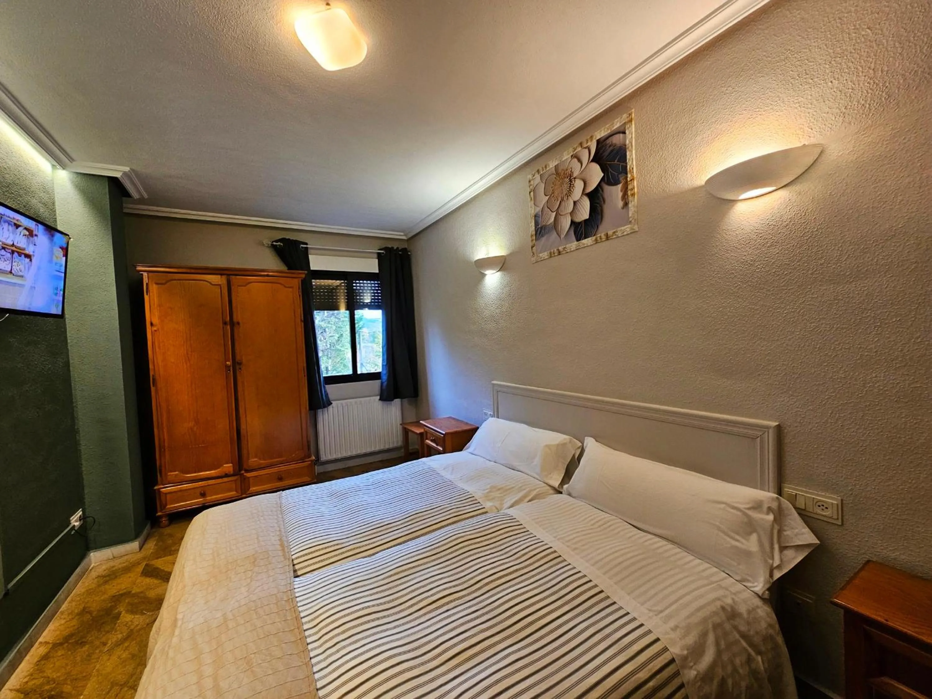 Hostal Las Cavenes Del Cabaco