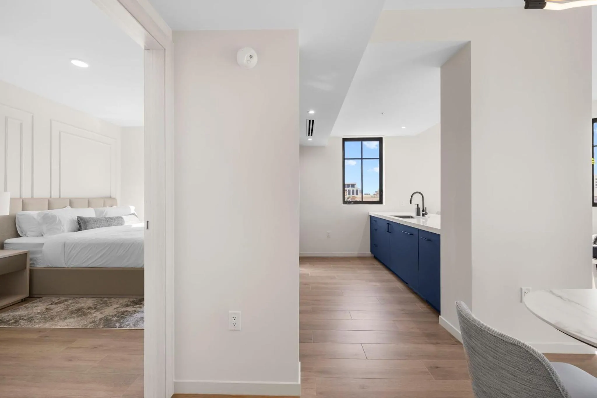 Kitchen or kitchenette, Bed in The Avenue Hotel Coral Gables