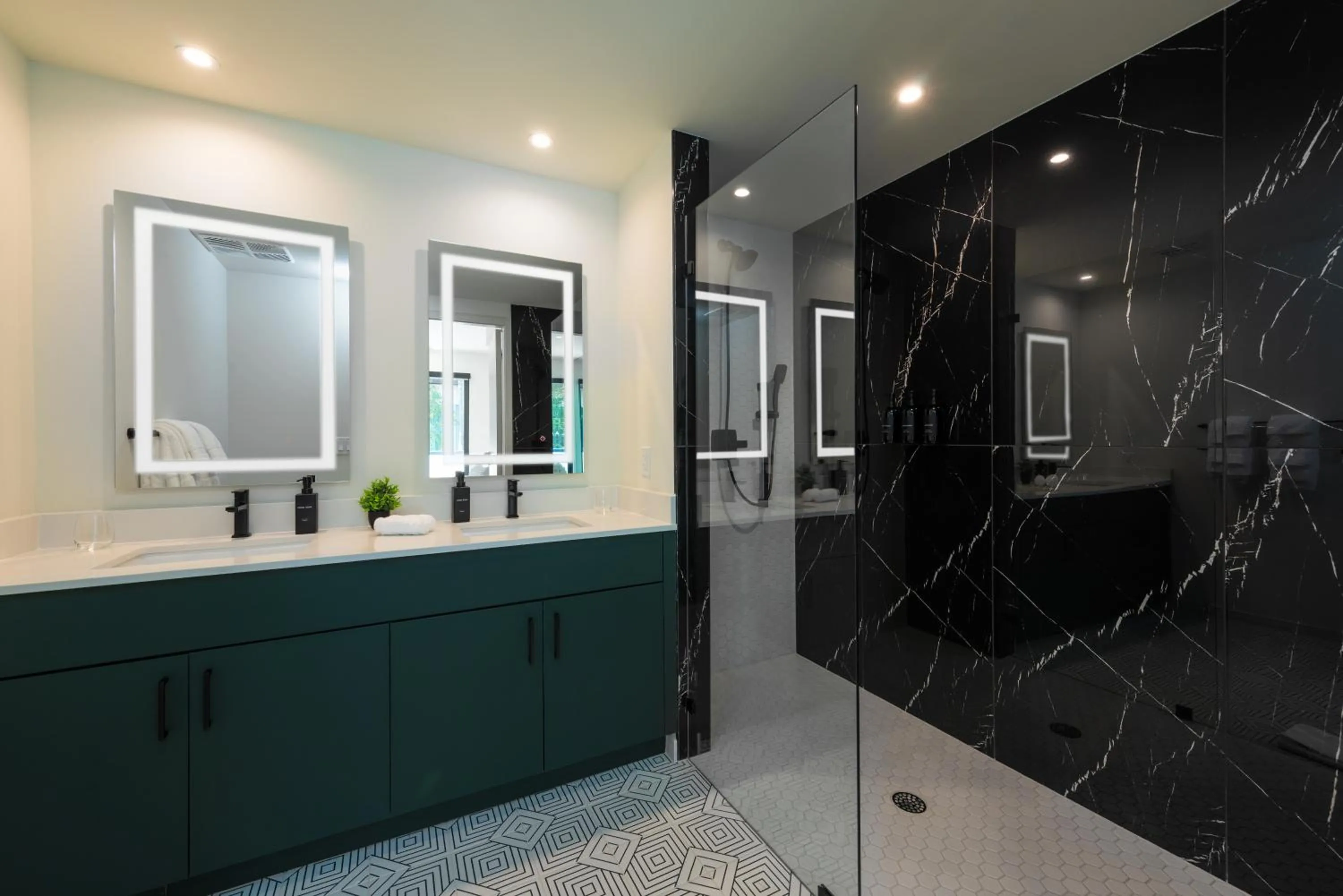 Shower in The Avenue Hotel Coral Gables