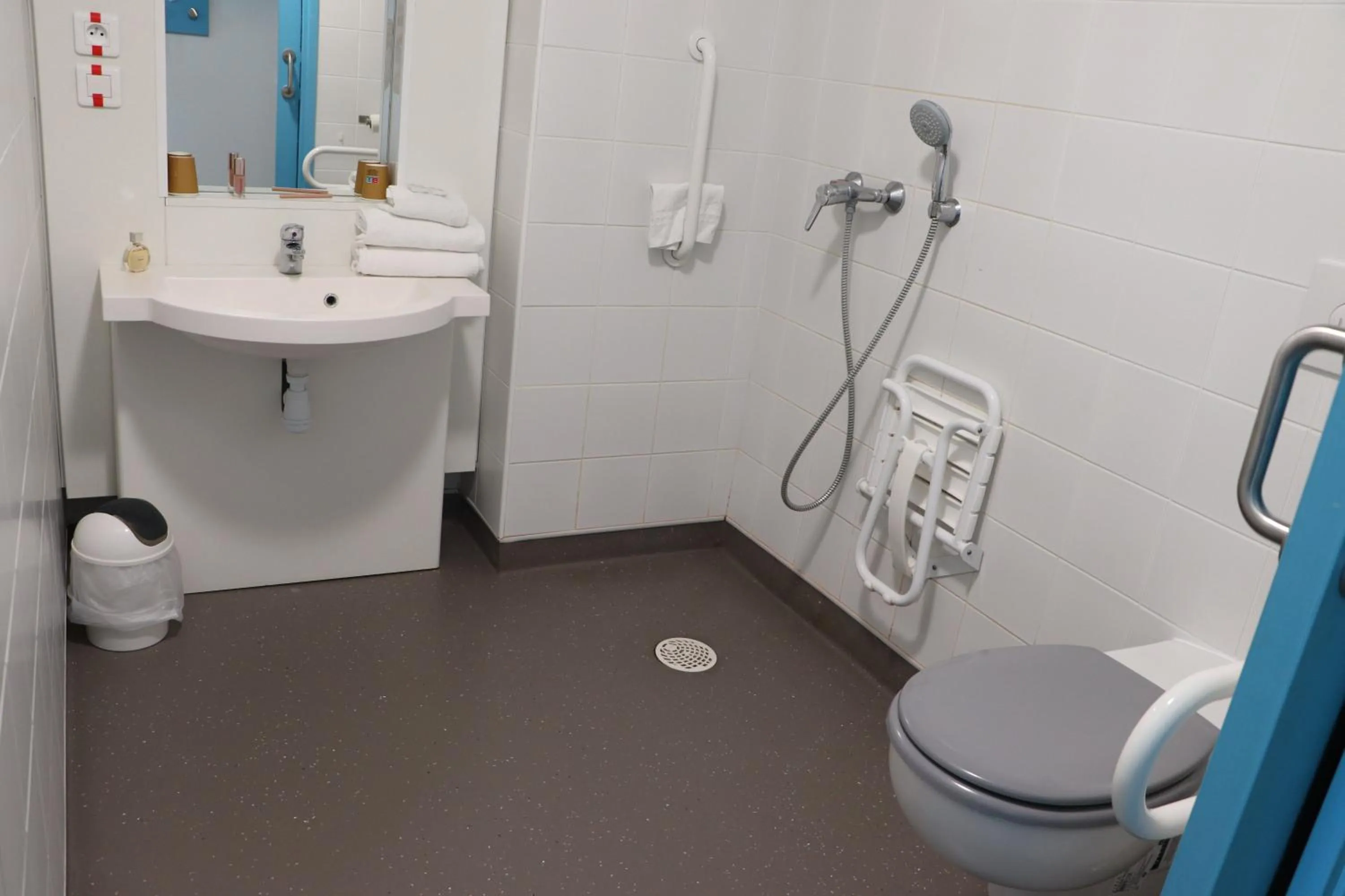 Shower in First Inn Hotel Blois