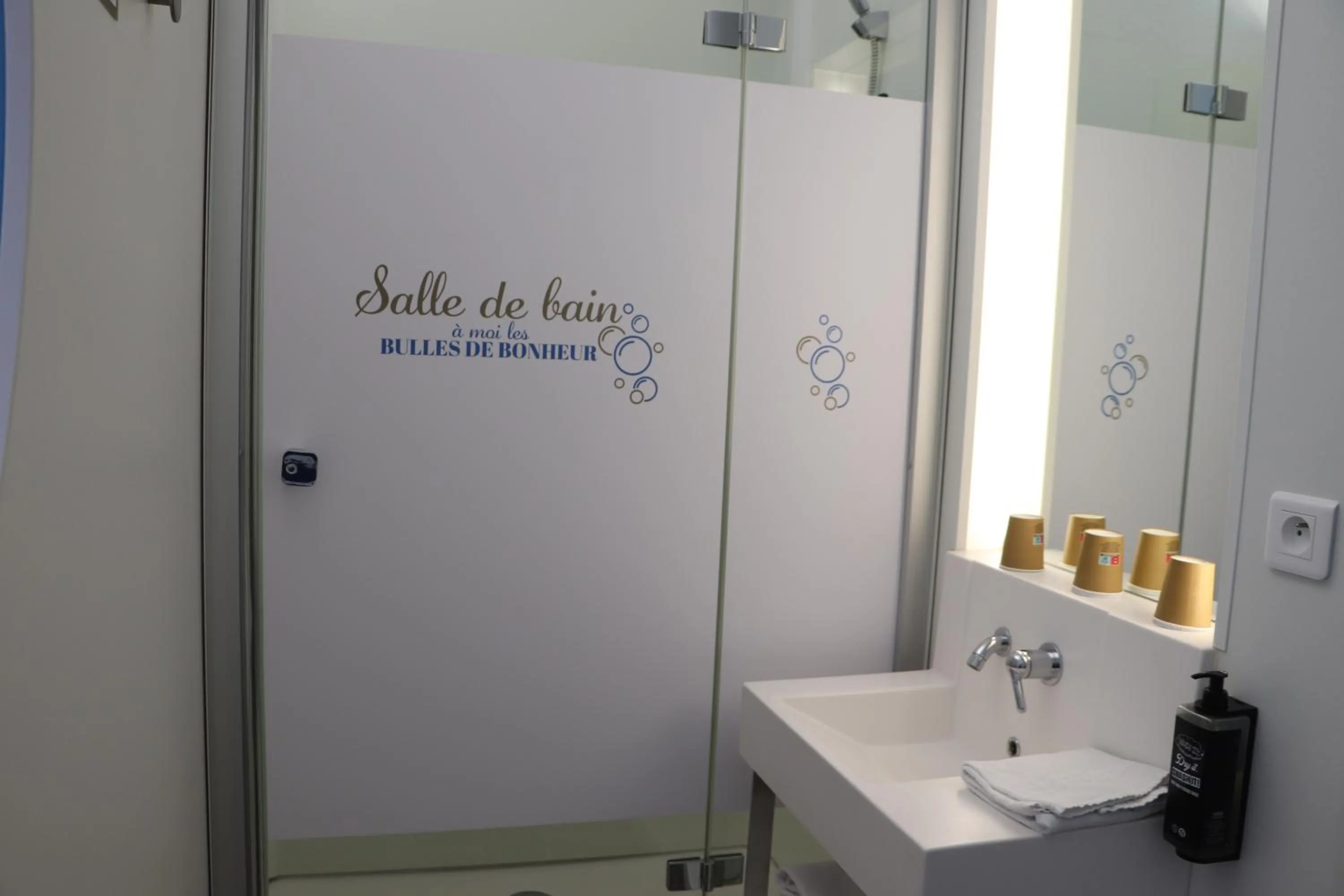 Shower in First Inn Hotel Blois