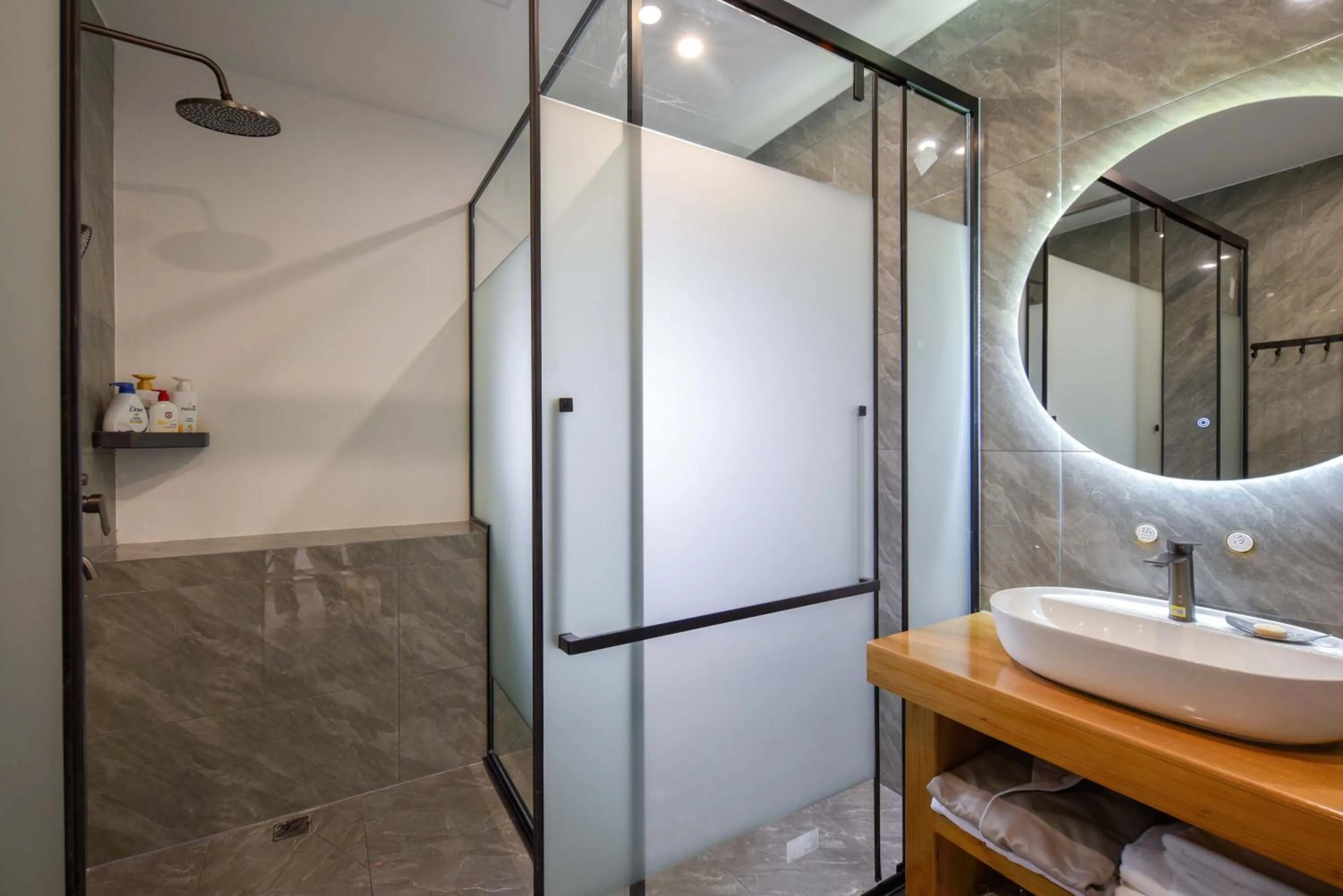 Shower in Da Le Zhi Ye Homestay