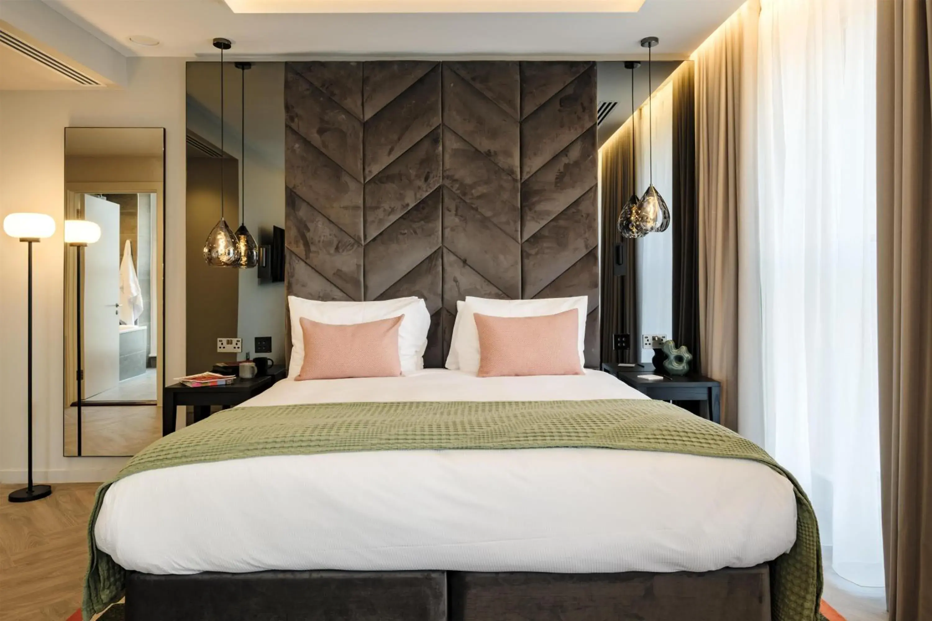 Studio Room Queen in The Wellington Glasgow by Adina Studio Room Queen in The Wellington Glasgow by Adina