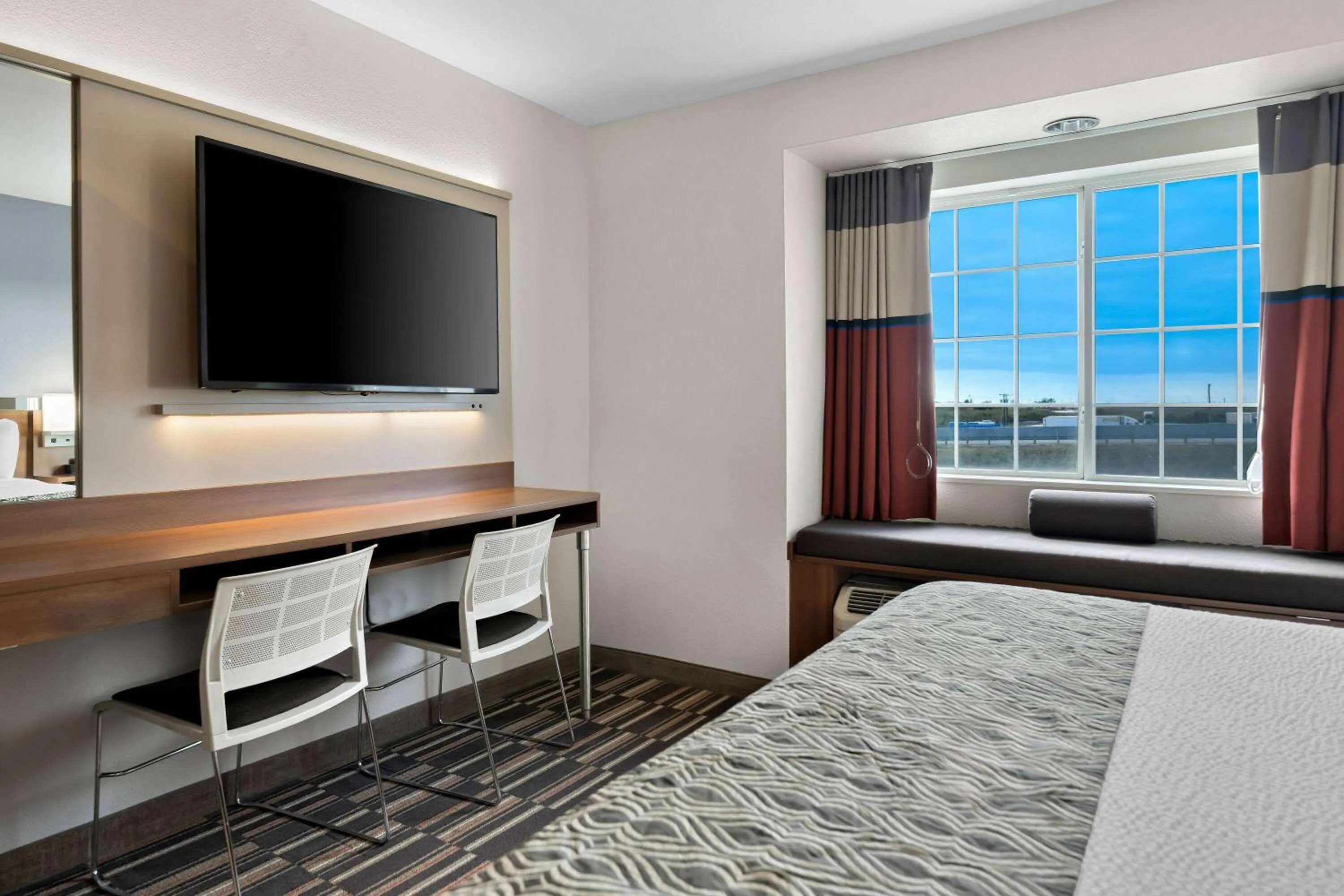 Photo of the whole room, Bed in Microtel Inn & Suites by Wyndham Sweetwater