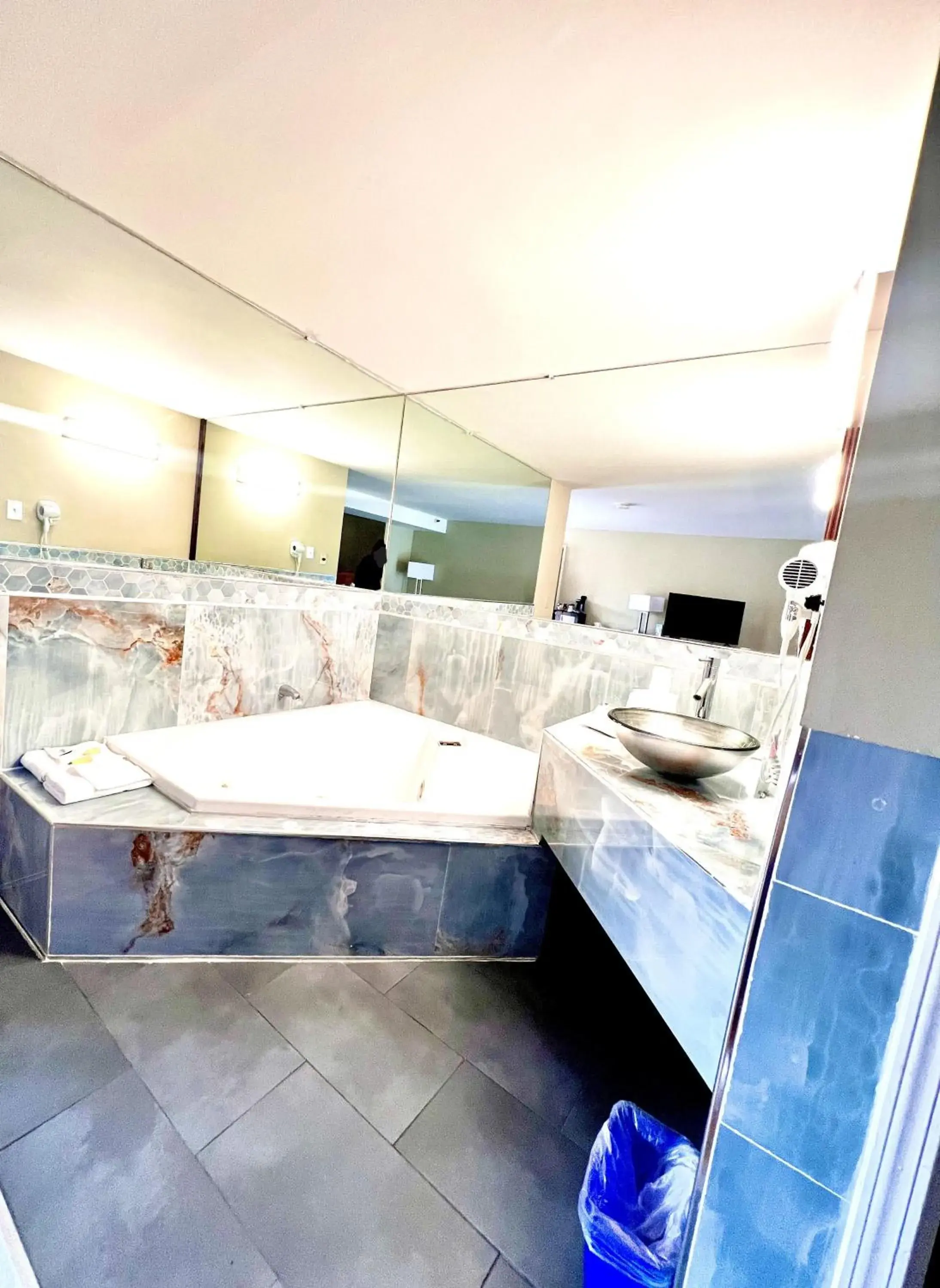 Hot Tub, Bed in Travelodge by Wyndham Reno Hot Tub, Bed in Travelodge by Wyndham Reno