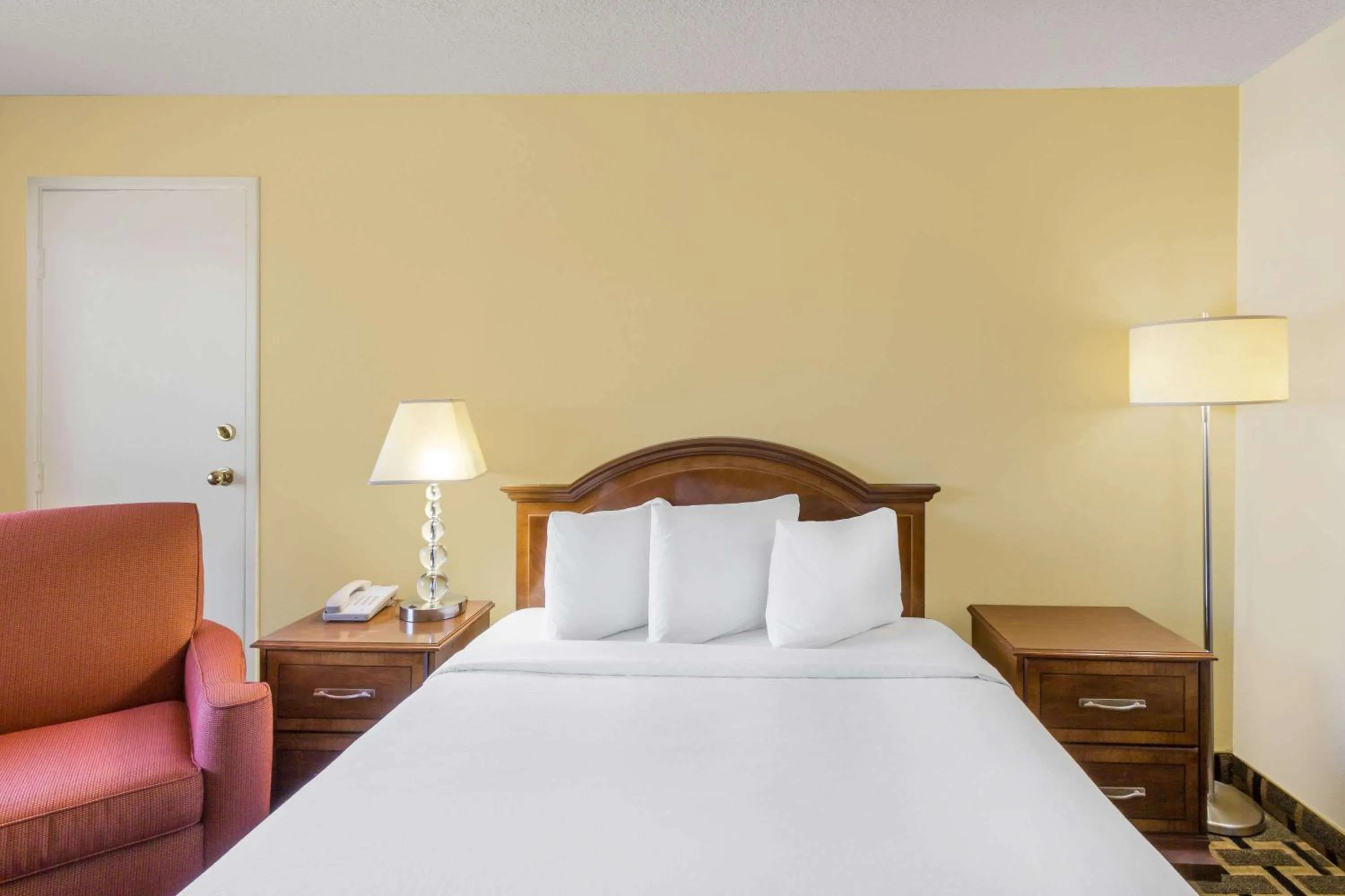 Photo of the whole room, Bed in Travelodge by Wyndham Reno