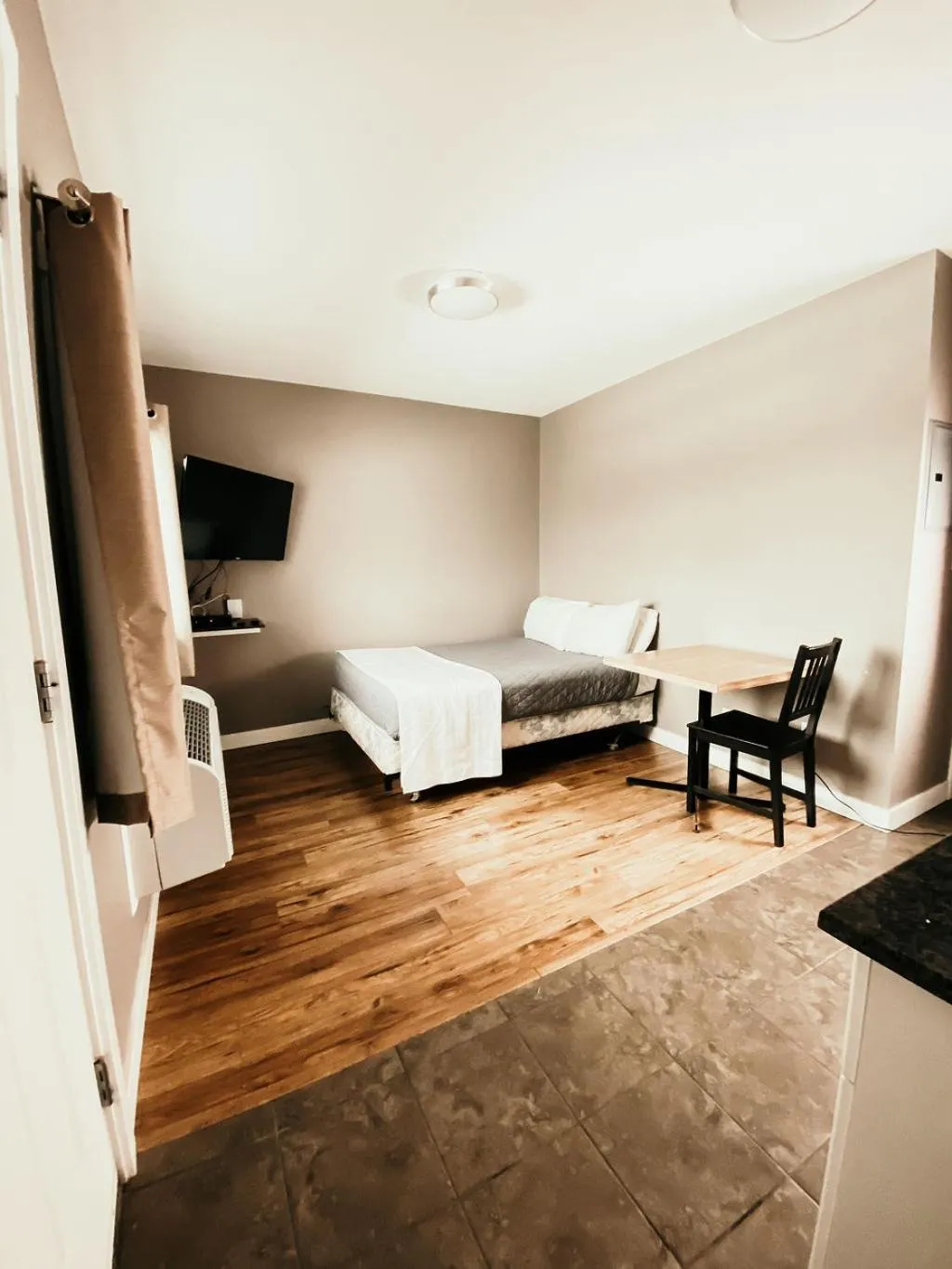 Bed in Hinton Highway Inn