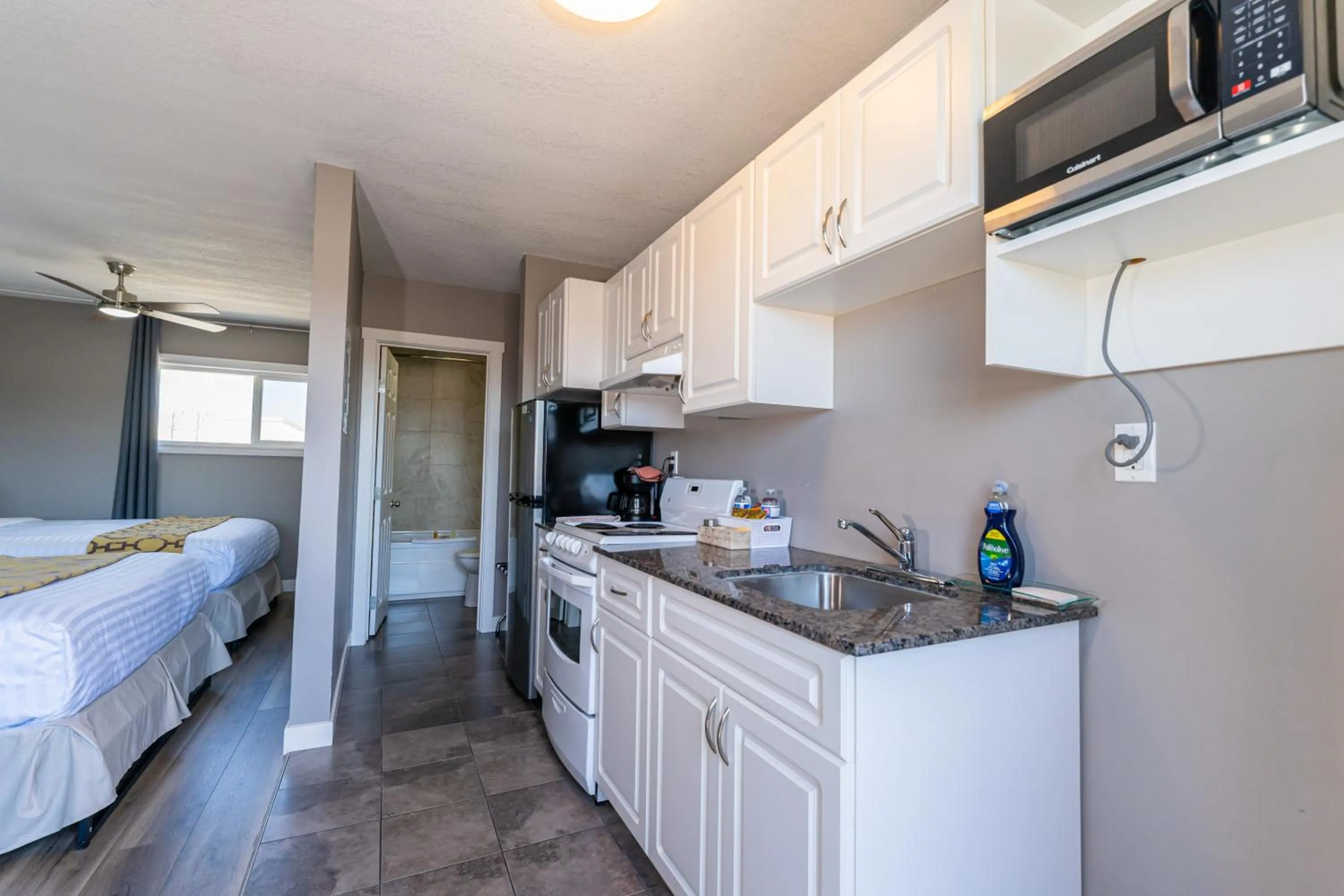 Kitchen or kitchenette, Bed in Hinton Highway Inn