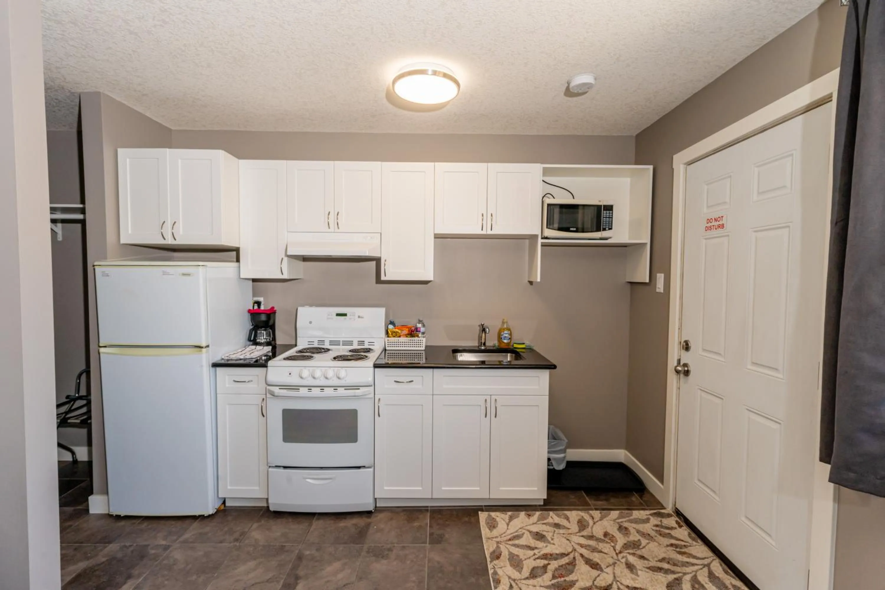 Kitchen or kitchenette in Hinton Highway Inn