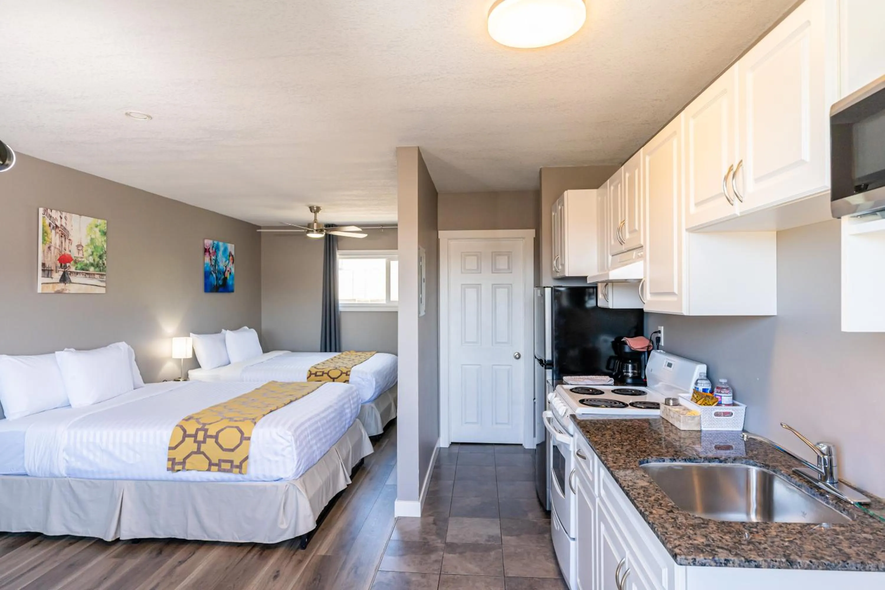 Kitchen or kitchenette, Bed in Hinton Highway Inn