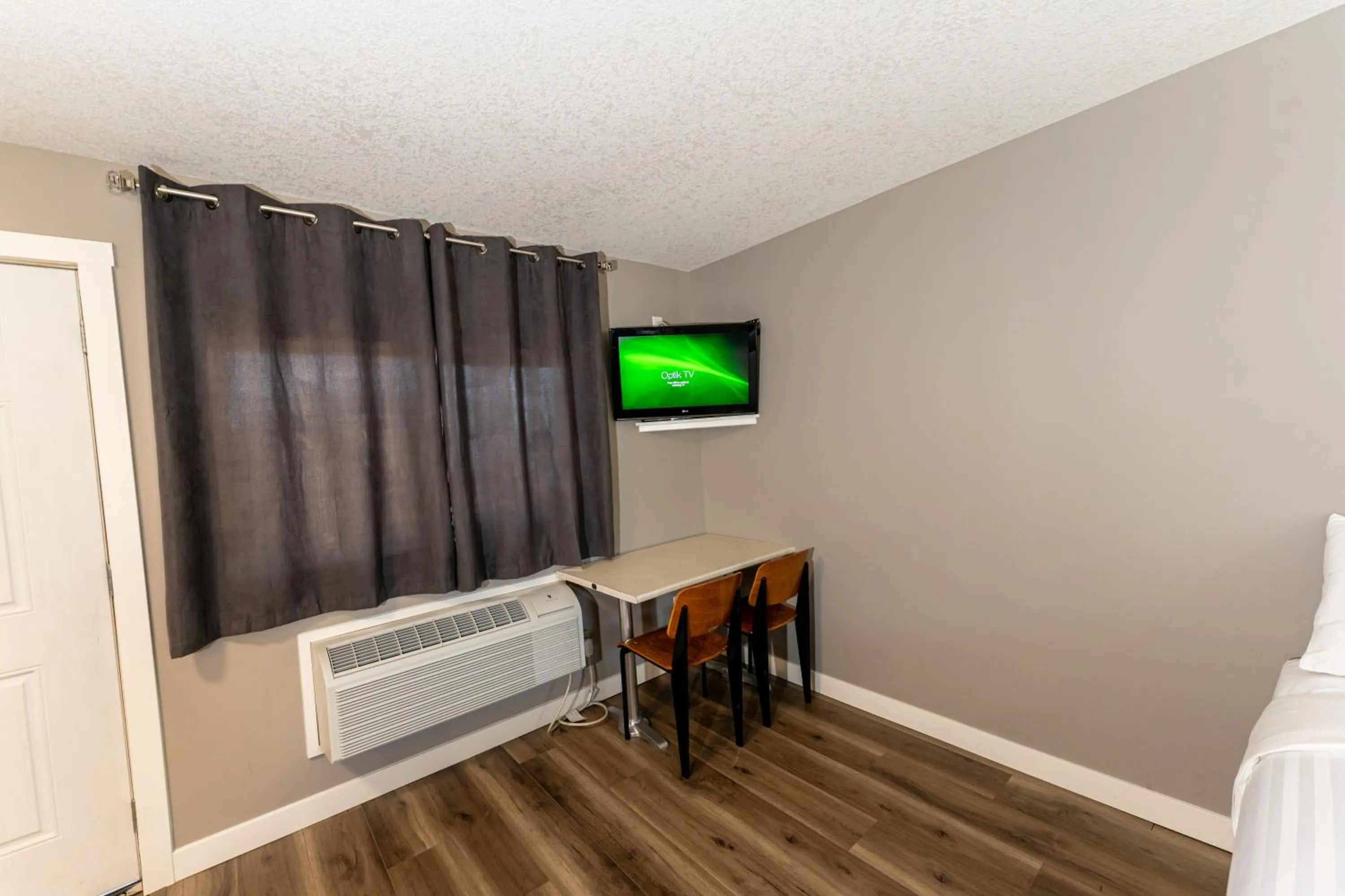 TV and multimedia, Bed in Hinton Highway Inn