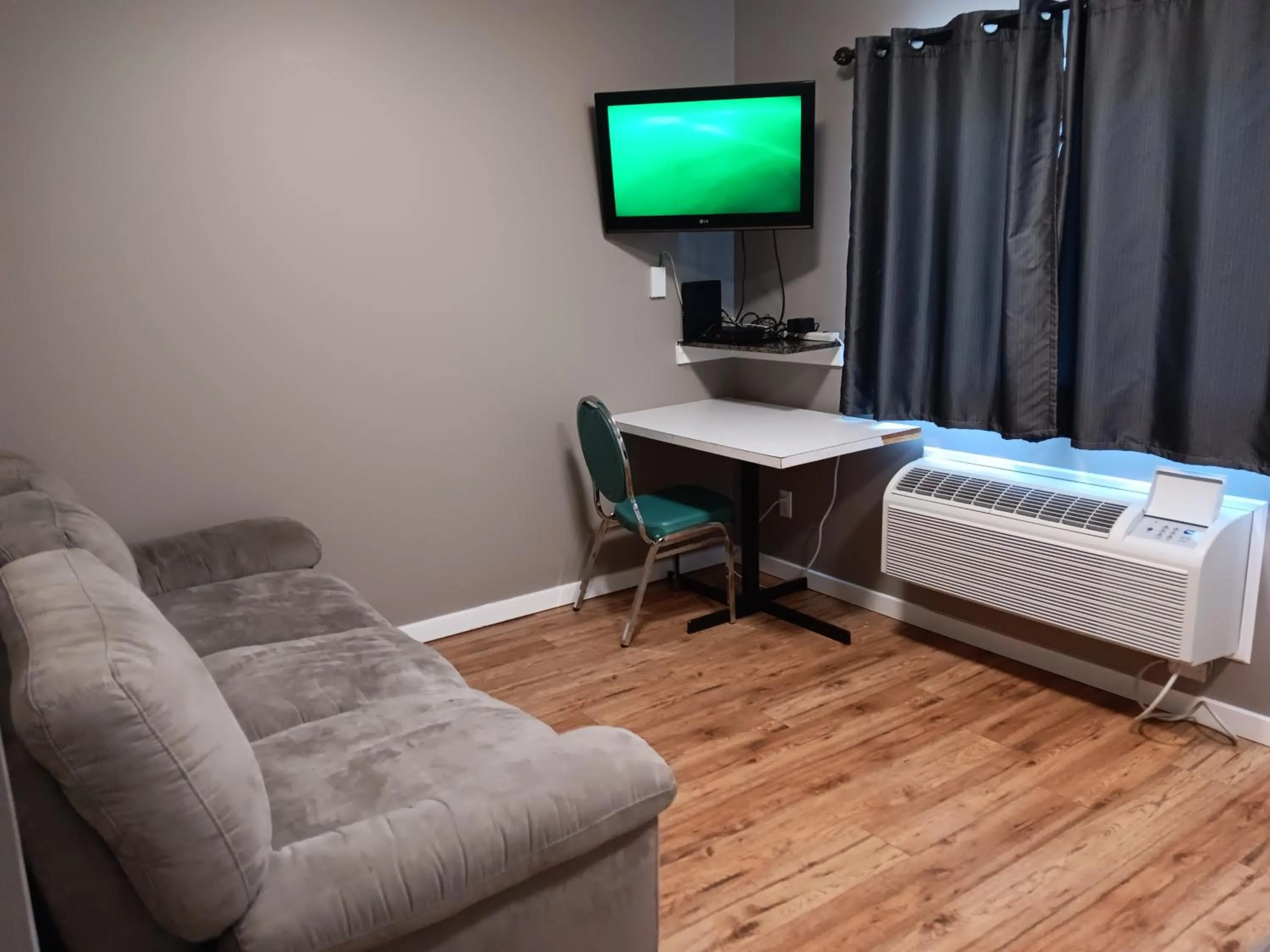 TV and multimedia in Hinton Highway Inn