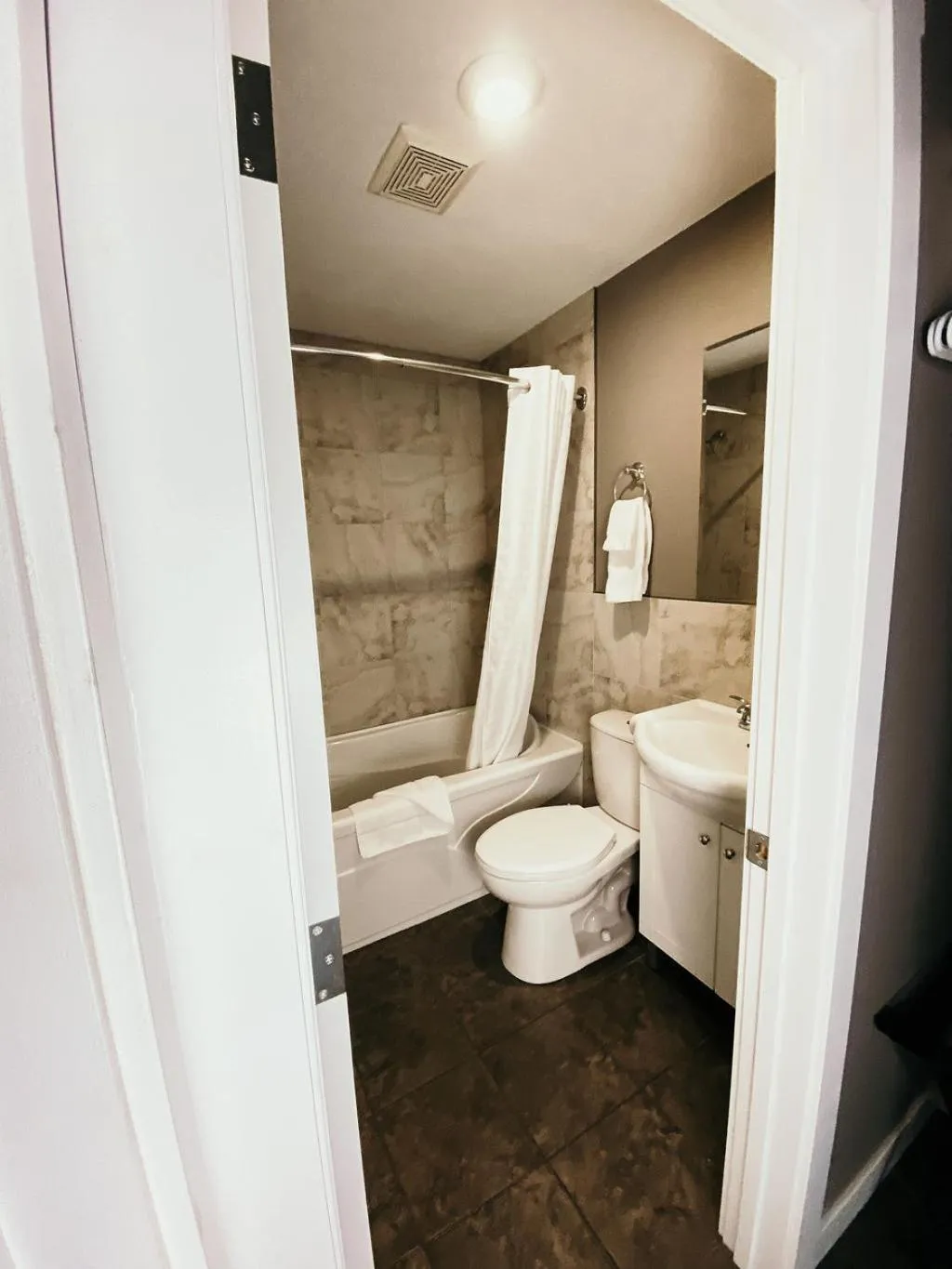 Bathroom in Hinton Highway Inn