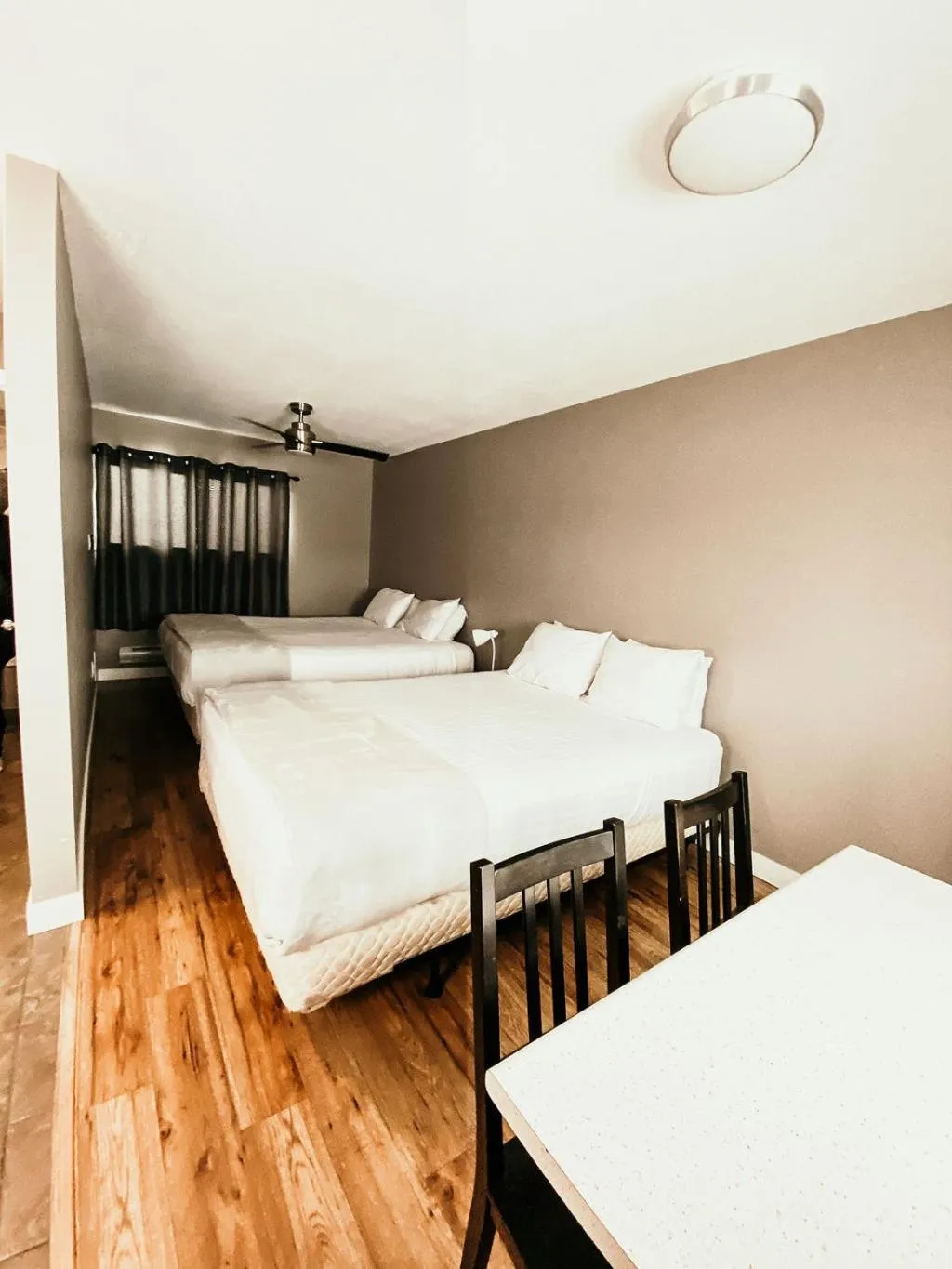 Bed in Hinton Highway Inn